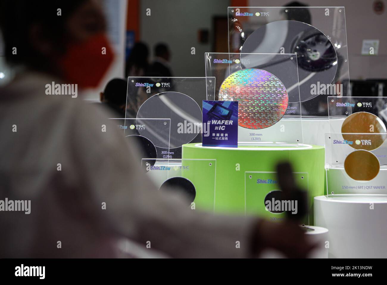 Taipei, Taipei, Taiwan. 15. September 2022. Während der SEMICON TAIWAN 2022 wurden mehrere Siliziumwafer ausgestellt, die das sorgfältige Design, die Produktion, die Materialien und andere Perspektiven der in der Halbleiterindustrie angewandten Technologien zeigen. Die Halbleiterindustrie Taiwans spielt eine bedeutende Rolle in der globalen Lieferkette, wobei die internationale Besorgnis über eine mögliche chinesische Invasion auf der selbstverwalteten Insel zunimmt, da die Spannungen nach zunehmenden Streitigkeiten zwischen China und den USA zunehmen. Kredit: ZUMA Press, Inc./Alamy Live Nachrichten Stockfoto