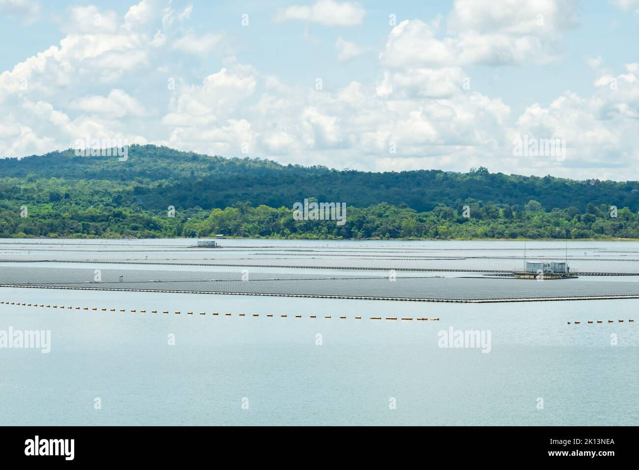 Schwimmende Solarfarm oder schwimmende Photovoltaik. Solarstrom. Landschaft von Sonnenkollektoren, die auf dem Wasser im Stausee oder See schwimmen. Solartechnik. Stockfoto