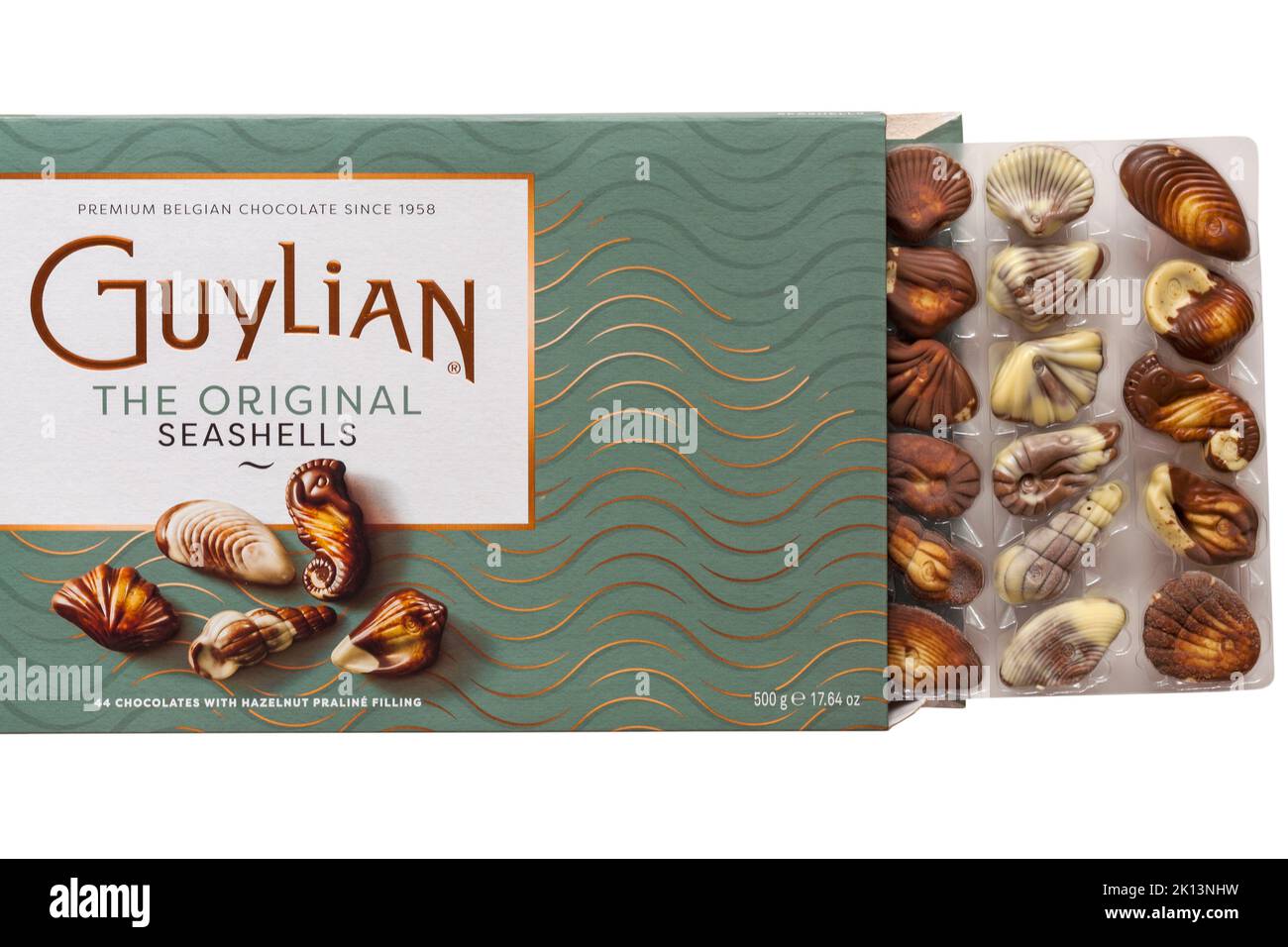 Große Schachtel mit Guylian The Original Seashells Belgische Pralinen Seashells auf Weiß - feinste belgische Pralinen mit Haselnusspralinenfüllung Stockfoto