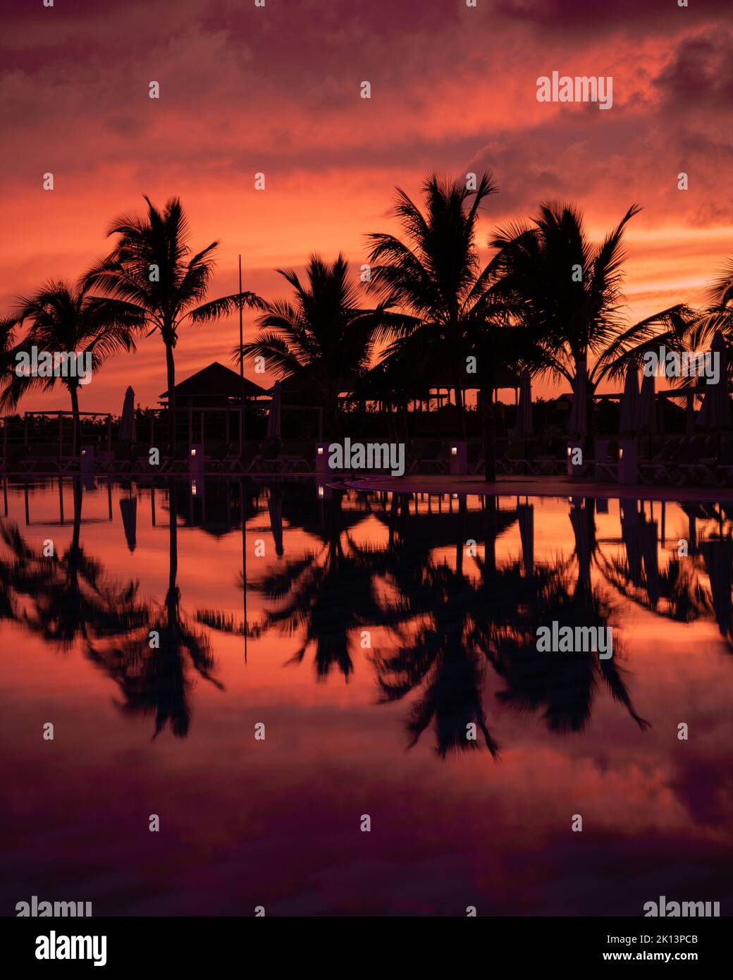Varadero, Kuba - Juli 22 2022: Wunderschöner Blick auf den Sonnenuntergang auf die Pool-Bar im fünf-Sterne-Hotel Melia International in Varadero, Kuba. Stockfoto