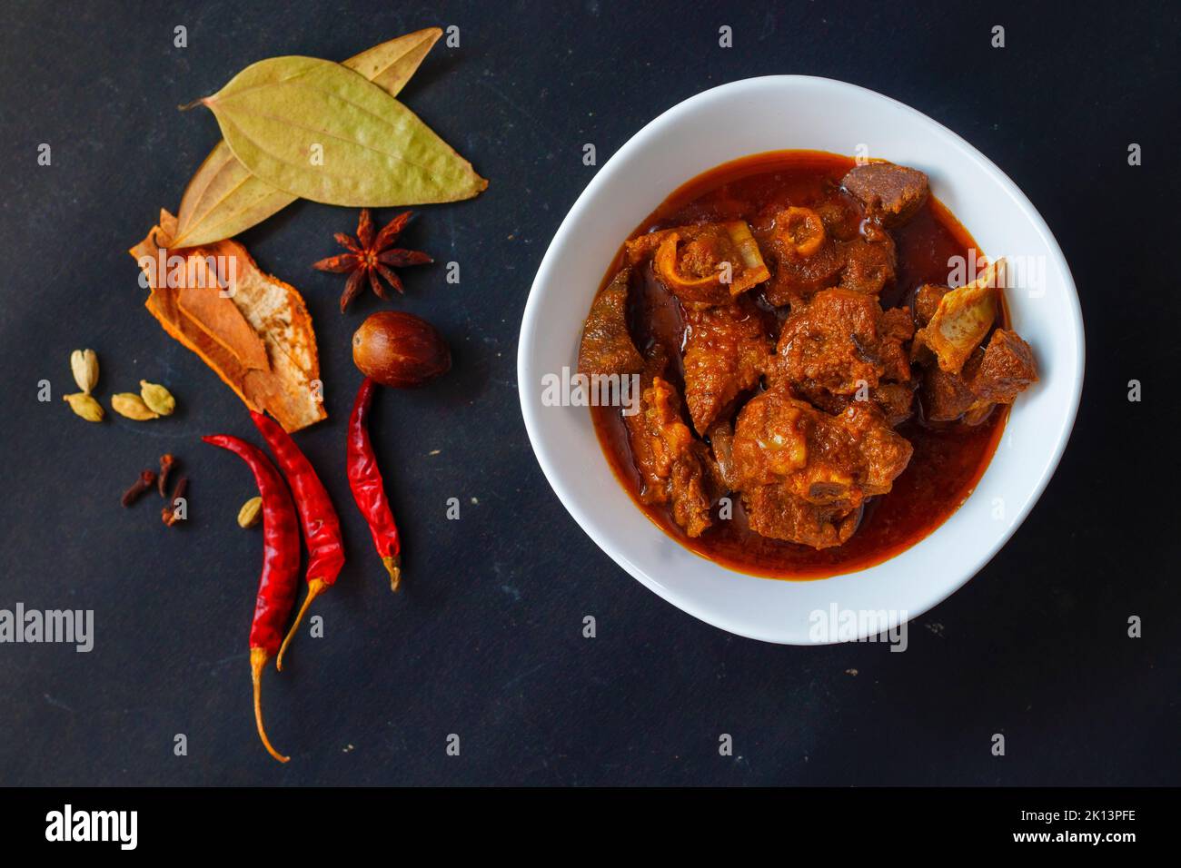 Selektiver Fokus auf köstlichem indischen Hammelfleisch-Indische-Stil mit dekorativem Hintergrund. Stockfoto