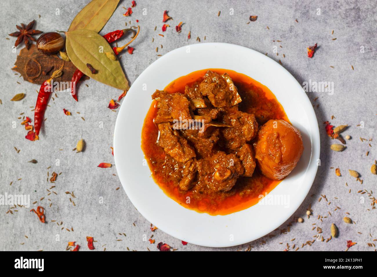 Selektiver Fokus auf köstlichem indischen Hammelfleisch-Indische-Stil mit dekorativem Hintergrund. Stockfoto