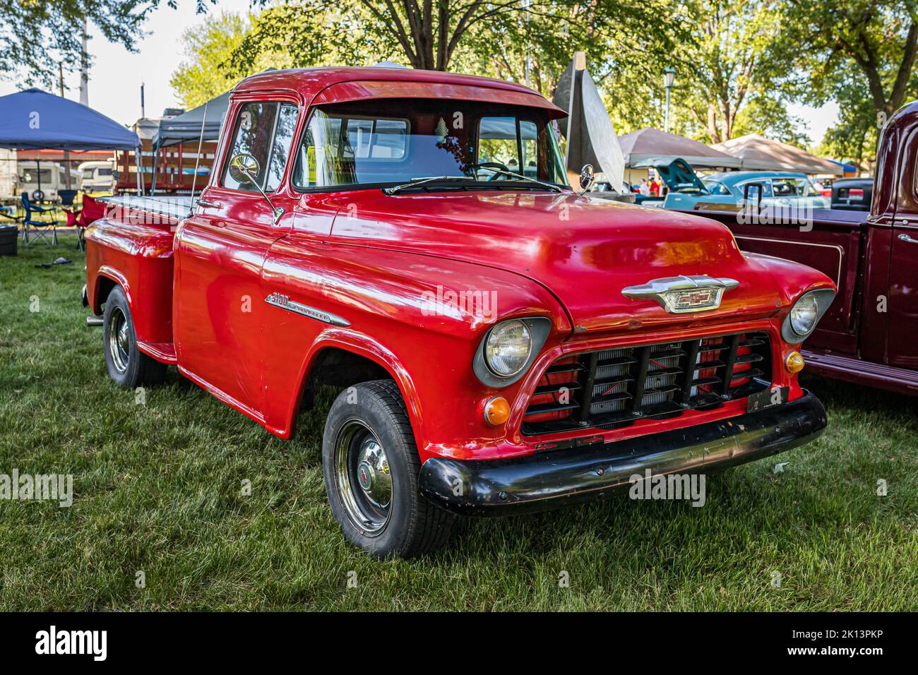 Falcon Heights, MN - 18. Juni 2022: Vorderansicht eines Chevrolet Task Force 3100 Pickup Trucks aus dem Jahr 1955 auf einer lokalen Automobilmesse. Stockfoto