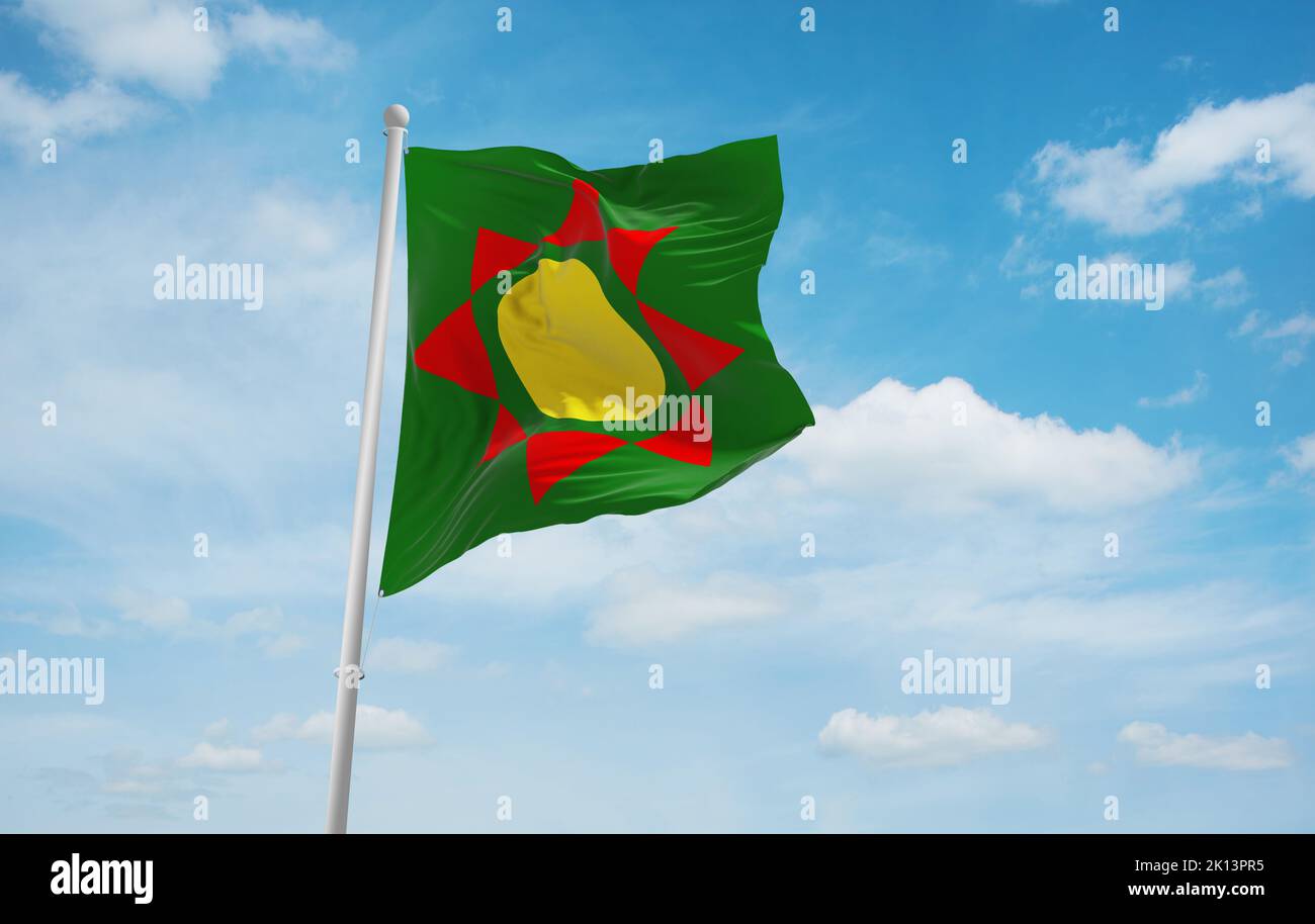 Flagge von Afrikanern europäischer Abstammung Bengalis am wolkigen Himmel, Panoramablick.Flagge, die ethnische Gruppe oder Kultur repräsentiert, regionale Autoritäten Stockfoto