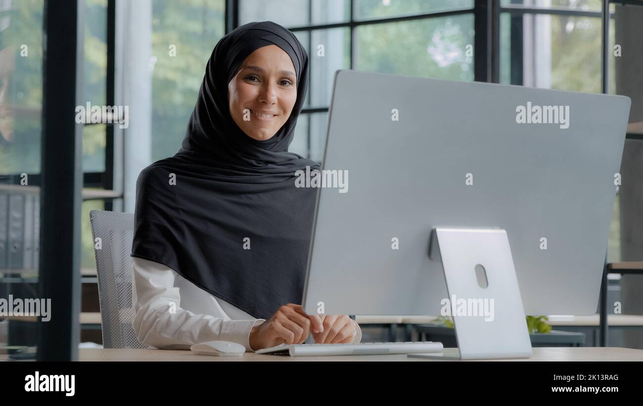 Selbstbewusst erfolgreiche elegante arabische Geschäftsfrau Eingabe auf Computer Attraktive muslimische Frau in Hijab professionelle Arbeiter erfahrene Manager Stockfoto