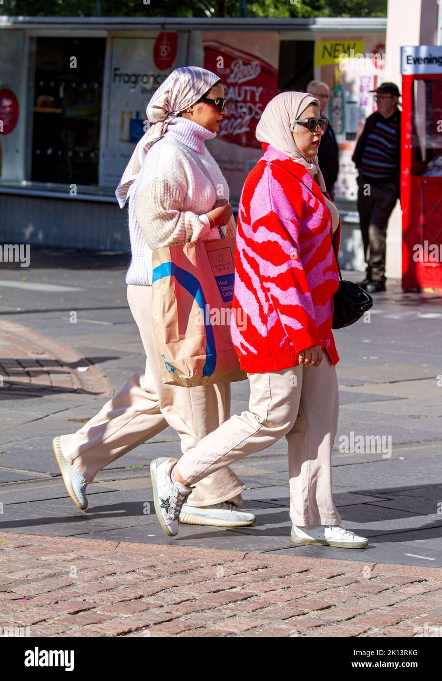 Dundee, Tayside, Schottland, Großbritannien. 15. September 2022. UK Wetter: Aufgrund der warmen Septembersonne erreichten die Temperaturen im Nordosten Schottlands 16 Grad Eine Woche vor dem Herbst sind trendige Frauen im Stadtzentrum von Dundee unterwegs, genießen das angenehme warme Wetter und gehen beim Einkaufen ihre Geschäfte durch. Kredit: Dundee Photographics/Alamy Live Nachrichten Stockfoto