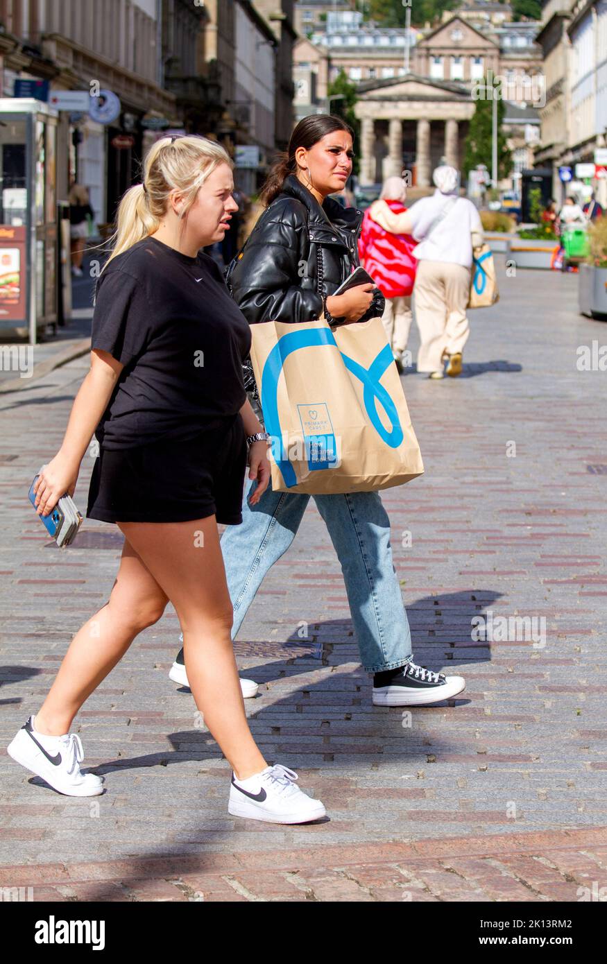Dundee, Tayside, Schottland, Großbritannien. 15. September 2022. UK Wetter: Aufgrund der warmen Septembersonne erreichten die Temperaturen im Nordosten Schottlands 16 Grad Eine Woche vor dem Herbst sind trendige Frauen im Stadtzentrum von Dundee unterwegs, genießen das angenehme warme Wetter und gehen beim Einkaufen ihre Geschäfte durch. Kredit: Dundee Photographics/Alamy Live Nachrichten Stockfoto