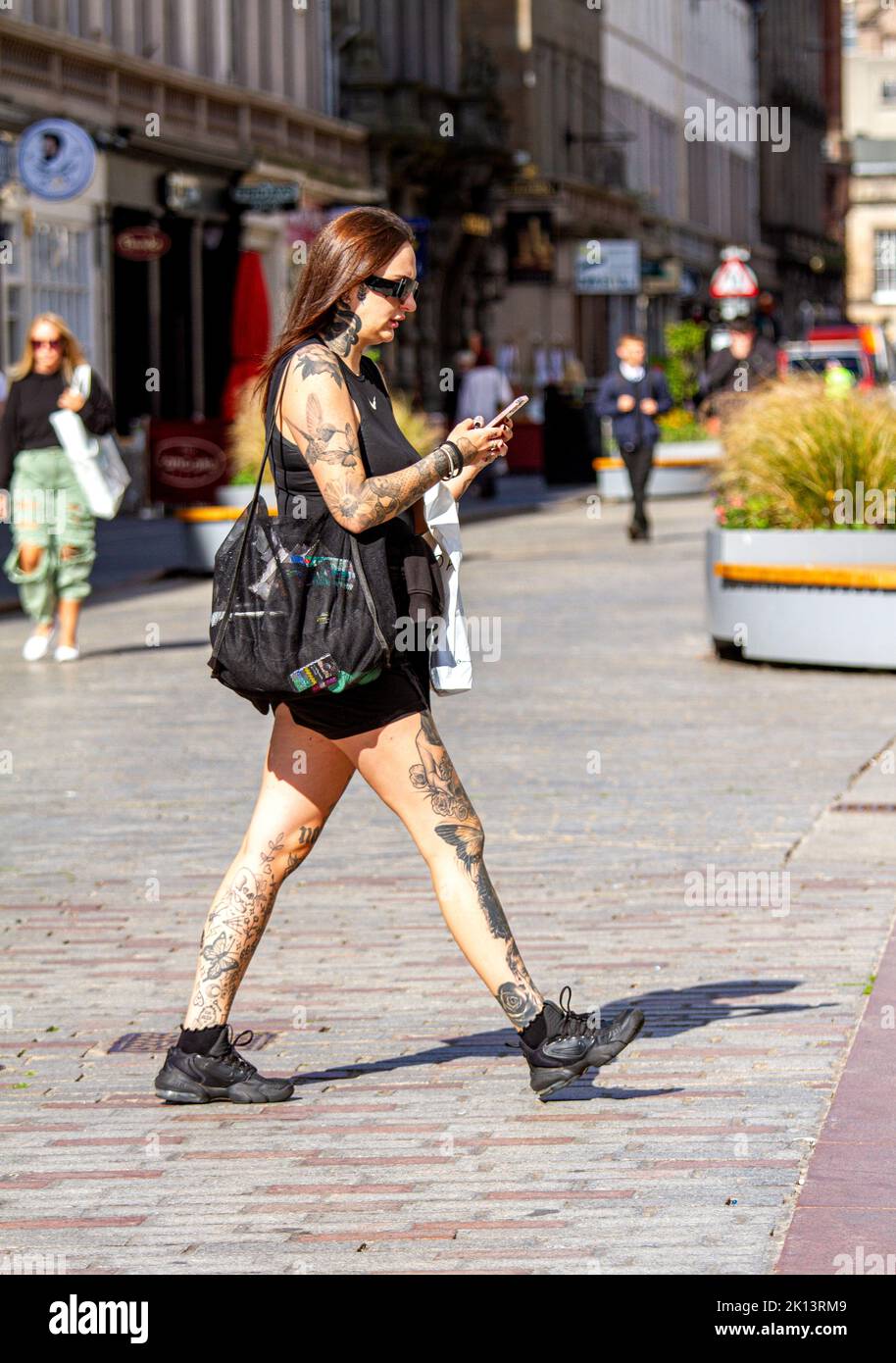Dundee, Tayside, Schottland, Großbritannien. 15. September 2022. UK Wetter: Aufgrund der warmen Septembersonne erreichten die Temperaturen im Nordosten Schottlands 16 Grad Eine Woche vor dem Herbst sind trendige Frauen im Stadtzentrum von Dundee unterwegs, genießen das angenehme warme Wetter und gehen beim Einkaufen ihre Geschäfte durch. Kredit: Dundee Photographics/Alamy Live Nachrichten Stockfoto