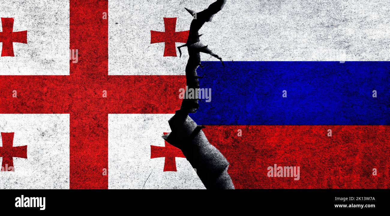 Russland gegen Georgien Flaggen an einer Wand mit Riss. Beziehungen zu Georgien und Russland. Russland Georgien Konflikt, Krieg Krise, Wirtschaft, Beziehung, Handelskonzept Stockfoto