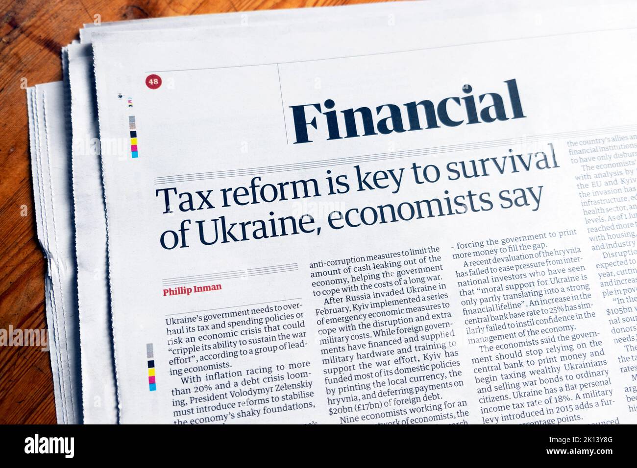 „Steuerreform ist der Schlüssel zum Überleben der Ukraine“, sagen Ökonomen. Headline der Zeitung Guardian Financial article Clipping 10. September 2022 London UK Stockfoto
