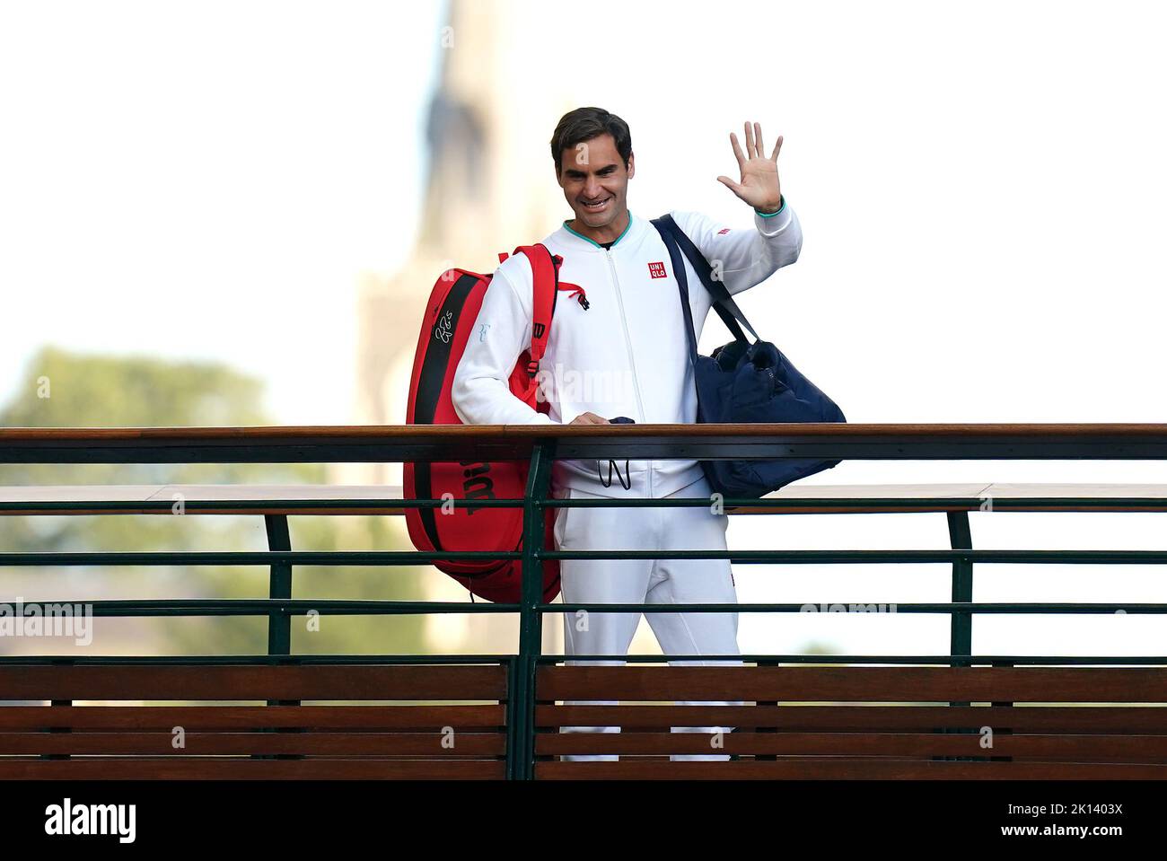 Fileboto vom 07-07-2021 von Roger Federer winkt den Zuschauern zu, als er am 9. Tag von Wimbledon über die Brücke beim All England Lawn Tennis and Croquet Club in Wimbledon geht. Roger Federer hat angekündigt, dass er nach dem Laver Cup aus dem professionellen Tennis ausscheiden wird. Ausgabedatum: Donnerstag, 15. September 2022. Stockfoto