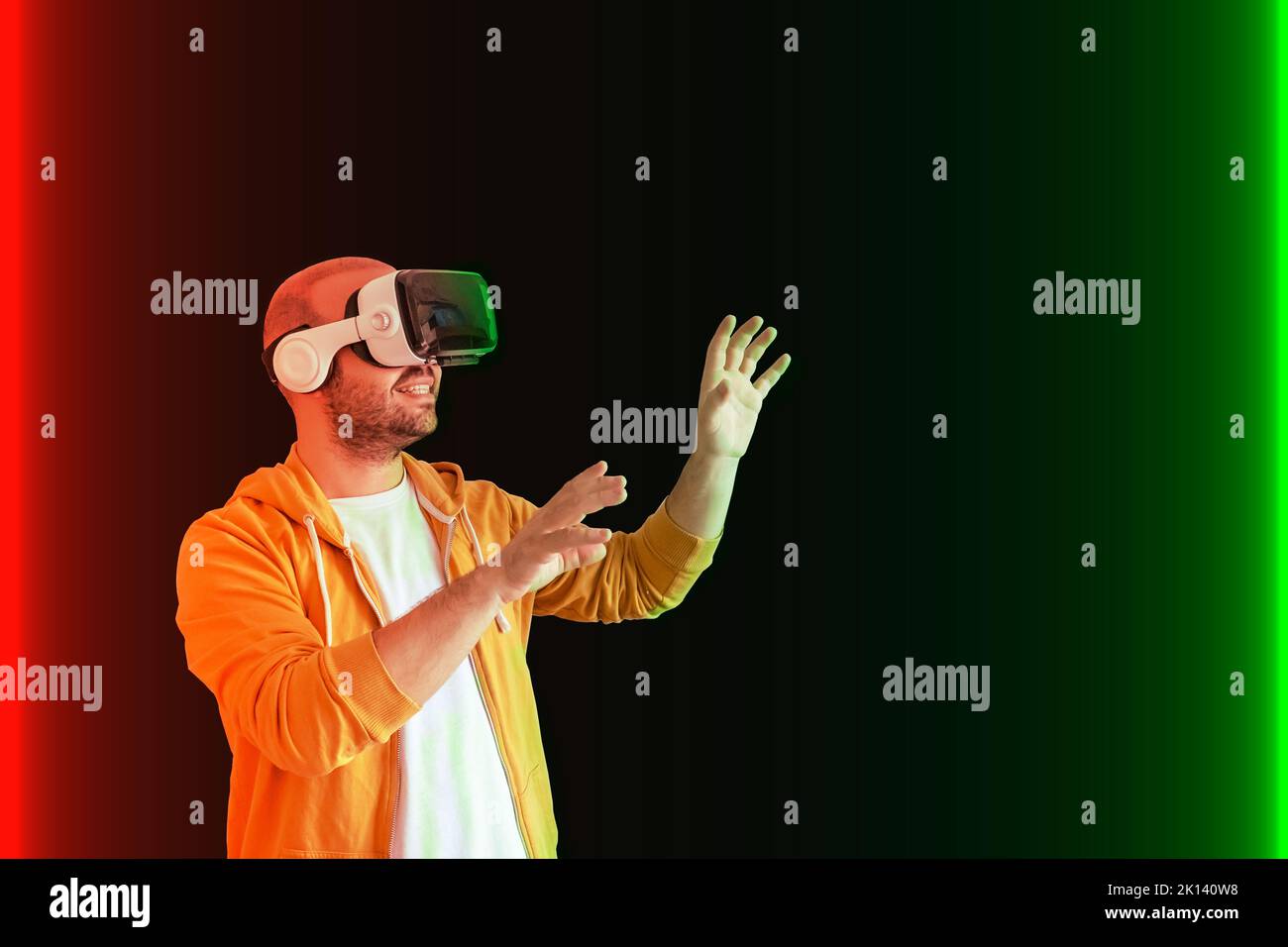 Betreten Sie die virtuelle Welt mit vr Brille. Interessante technische Grafiken. Stockfoto