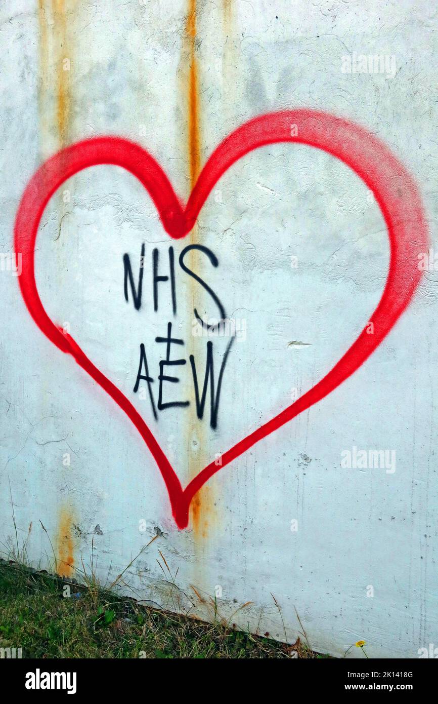 Herzgraffiti in Rot, mit NHS+AEW, gemalt an einer Wand in Church Street, Runcorn, Halton, Cheshire, England, UK, WA7 1LR Stockfoto