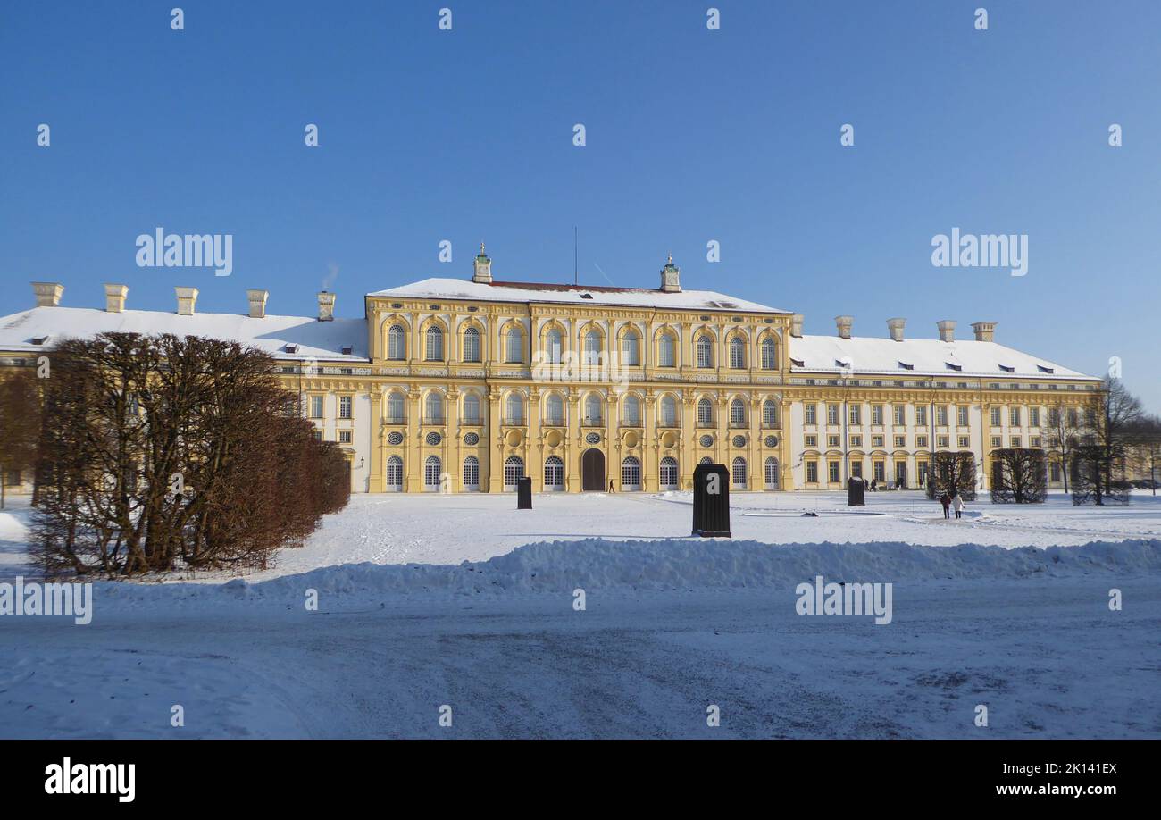 Das winterliche Schloss Schleißheim und ein großer Barockpark der königlichen Familie Wittelsbach im Dorf Oberschleißheim, einem Vorort von München, Bayern Stockfoto