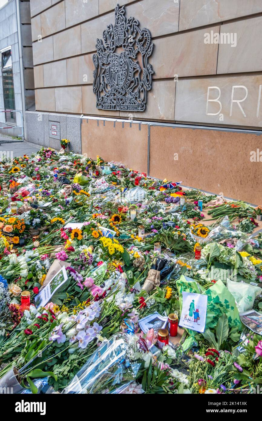 Blumen vor der britischen Botschaft in Berlin, Tod von Königin Elizabeth II Stockfoto