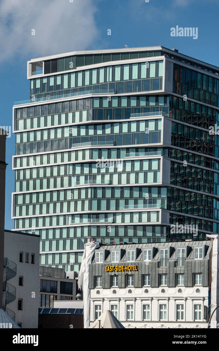 Skyline Spreeufer bei East Side Gallery, Stream Tower, Hauptmieter Zalando, Media Spree, Neubauten, Immobilien, Berlin-Friedrichshain, Stockfoto