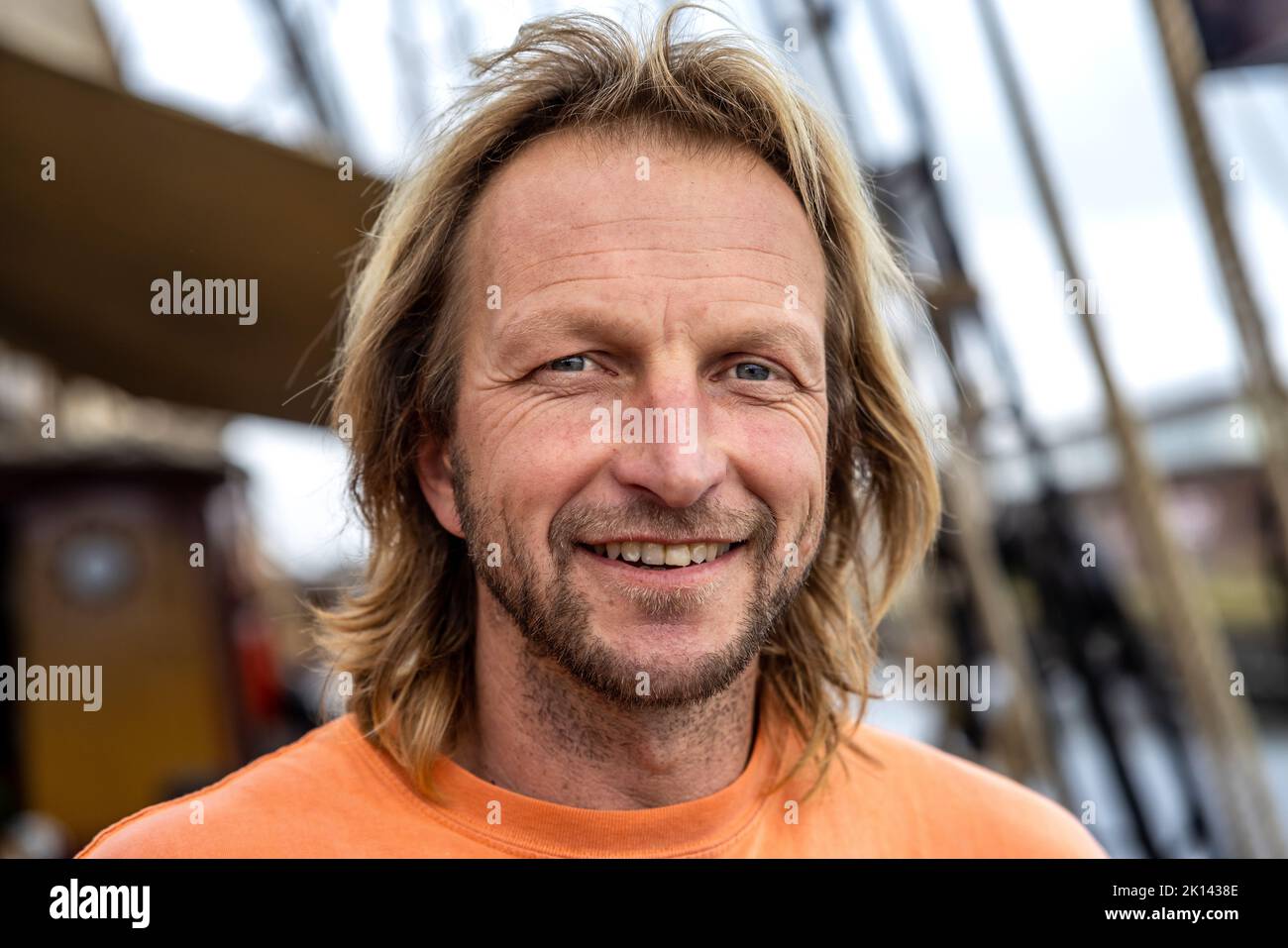 Kapitän Andreas Lackner, Gründer der Reederei 'Fairtransport', hier an Bord der 'Tres Hombres' in ihrem Heimathafen in Den Helder Niederlande. Hier wird sie von der Besatzung auf ihre nächste Reise vorbereitet. Der Schoner Tres Hombres transportiert Waren wie Wein, Kaffee, Schokolade und Rum aus der Karibik über den Atlantik nach Europa auf völlig klimaneutrale Weise. Stockfoto