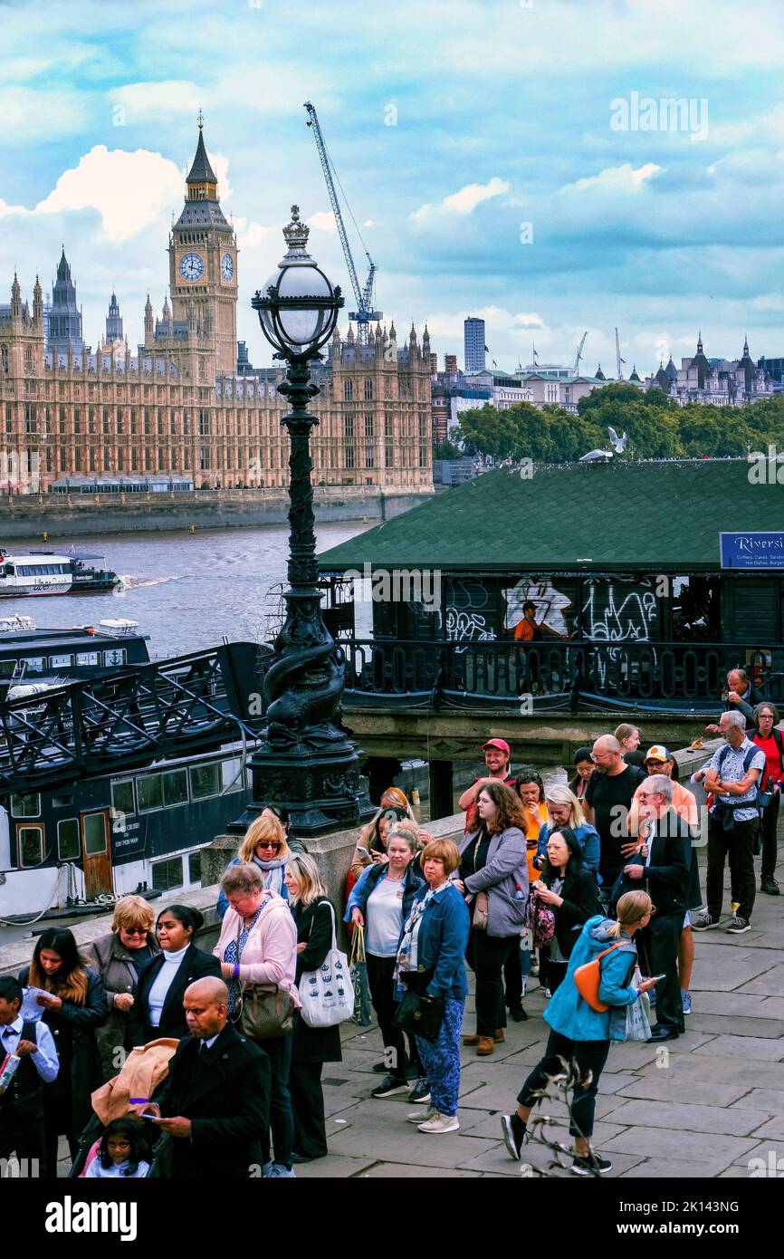 The Laying in State Schlange von Menschen, die darauf warten, ihrer Königlichen Hoheit Queen Elizabeth II ihren Respekt zu erweisen.Lambeth Bridge London UK Stockfoto