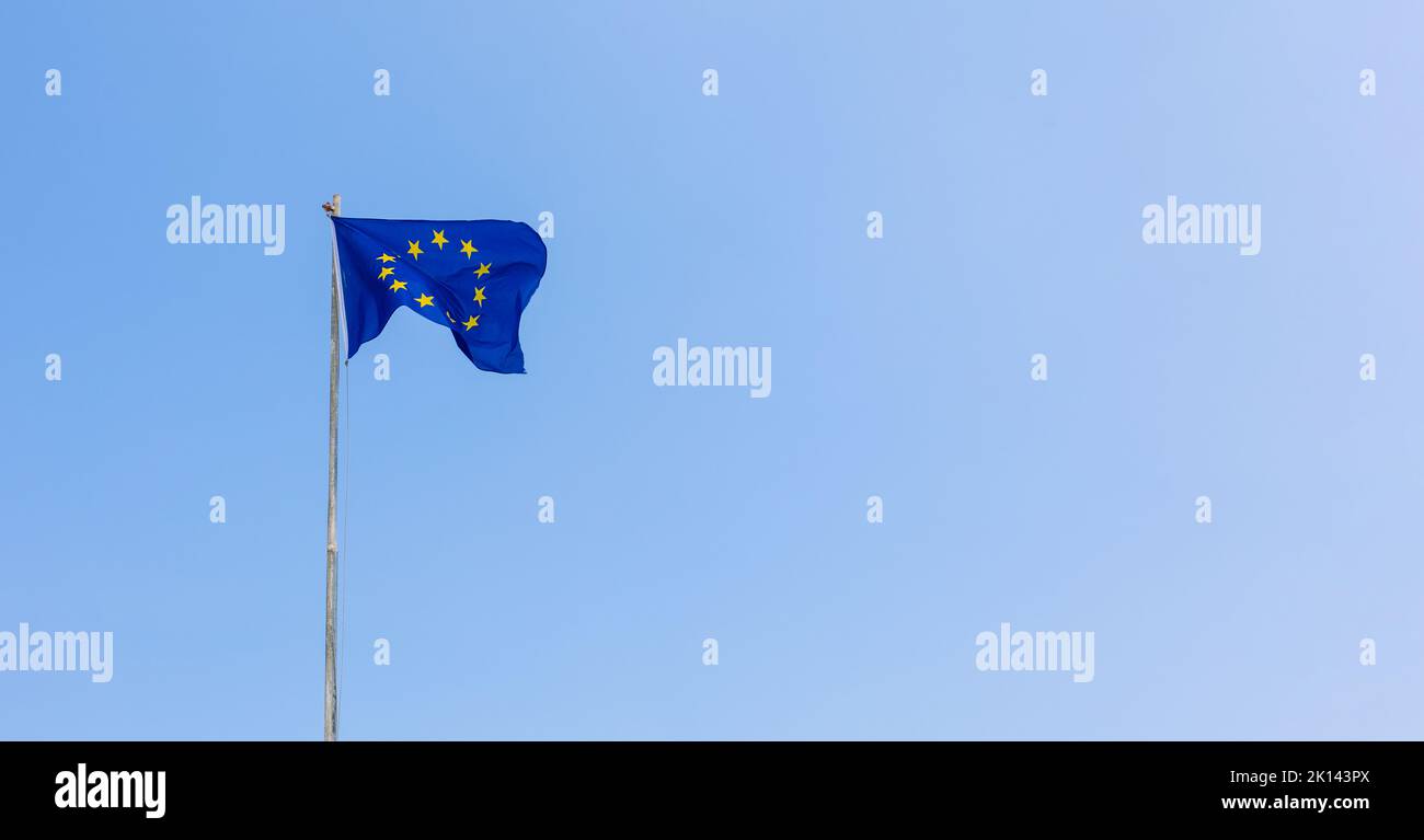 Die EU-Flagge der Europäischen Union ist auf blauem Himmel zu sehen. Banner, für Text platzieren. Hochwertige Fotos Stockfoto