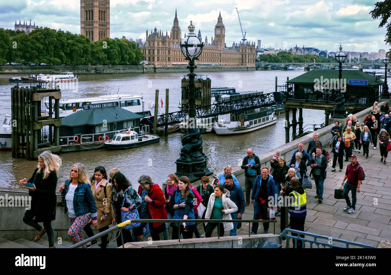 The Laying in State Schlange von Menschen, die darauf warten, ihrer Königlichen Hoheit Queen Elizabeth II ihren Respekt zu erweisen.Lambeth Bridge London UK Stockfoto