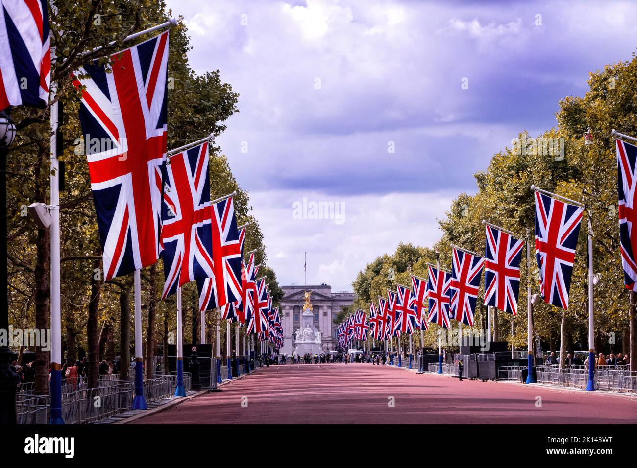 Die Mall London, in der die Menschen ihrer Königlichen Hoheit Queen Elizabeth II Respekt zollen.Lambeth Bridge London Großbritannien Stockfoto