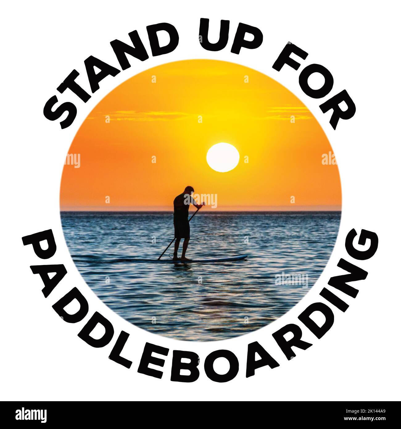 Kreisförmiges Bild eines einförmigen Paddlebarders gegen die untergehende Sonne, umgeben von der Bildunterschrift :Stand up for Paddleboarding' Stockfoto