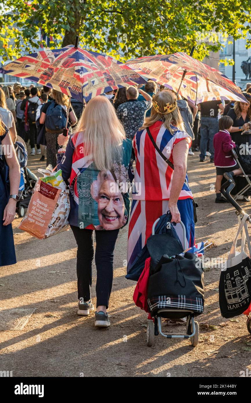 Im St James's Park, London, nahe dem Buckingham Palace, bekunden zwei Frauen ihre Loyalität, indem sie sich in Rot, Weiß und Blau kleiden, um an Königin Elizabeth II. Nach ihrem Tod am 8.. September 2022 zu erinnern Stockfoto