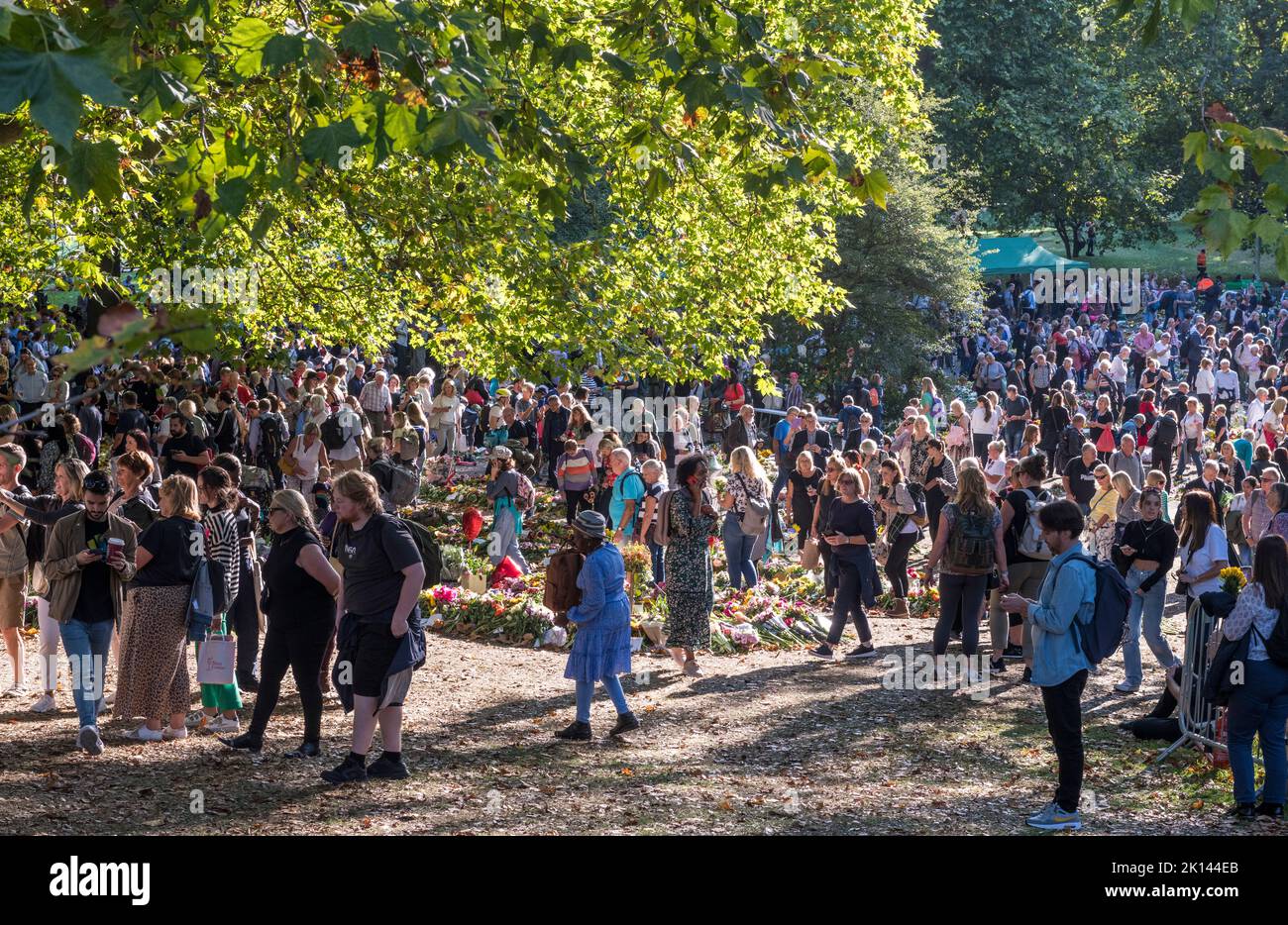 Tausende von Besuchern trauerten um den Tod von Königin Elizabeth II. Im Green Park, im Zentrum von London, wurden riesige Mengen an Blumen und Blumenschmuck zurückgelassen Stockfoto