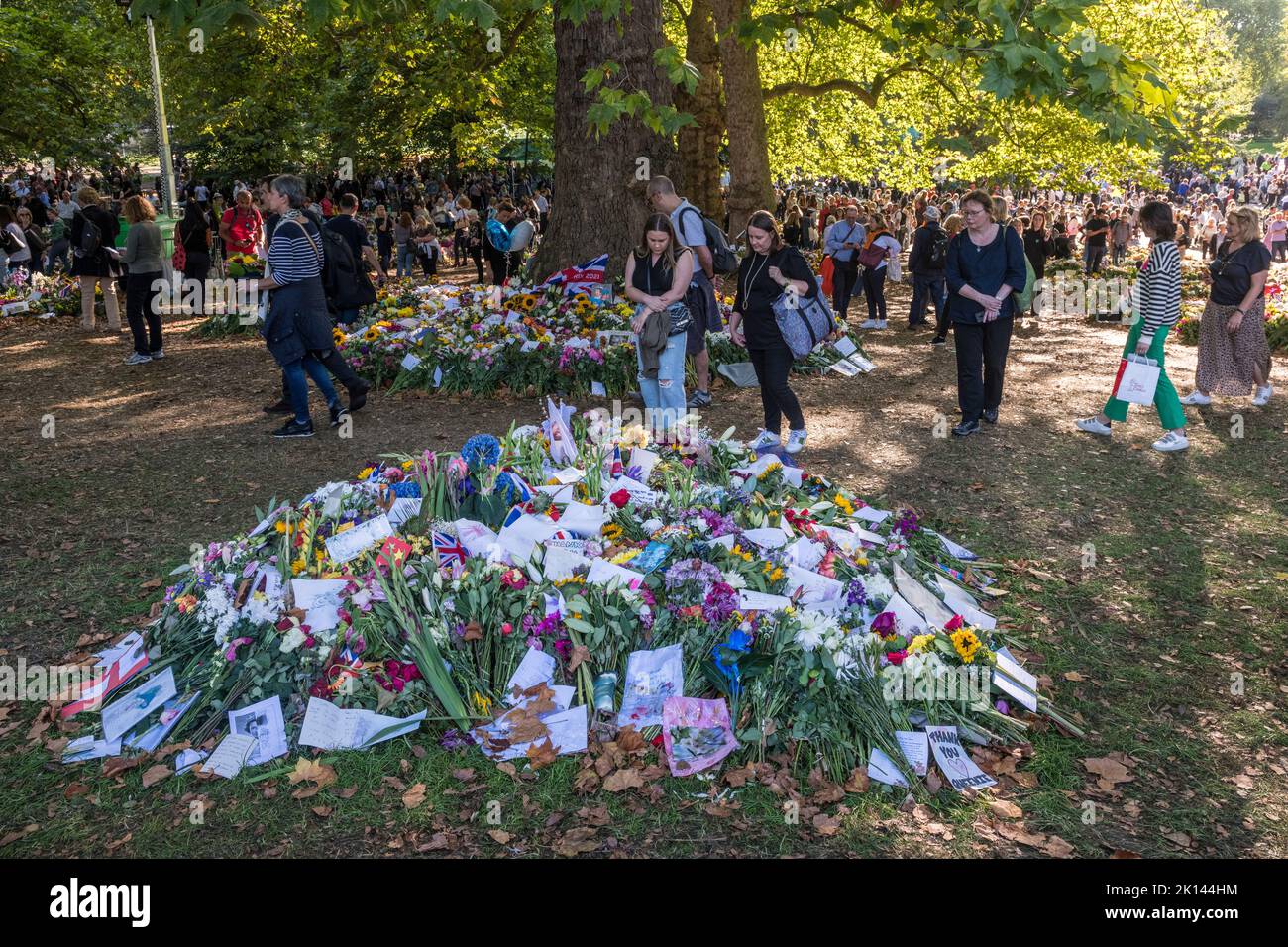 Tausende von Besuchern trauerten um den Tod von Königin Elizabeth II. Im Green Park, im Zentrum von London, wurden riesige Mengen an Blumen und Blumenschmuck zurückgelassen Stockfoto
