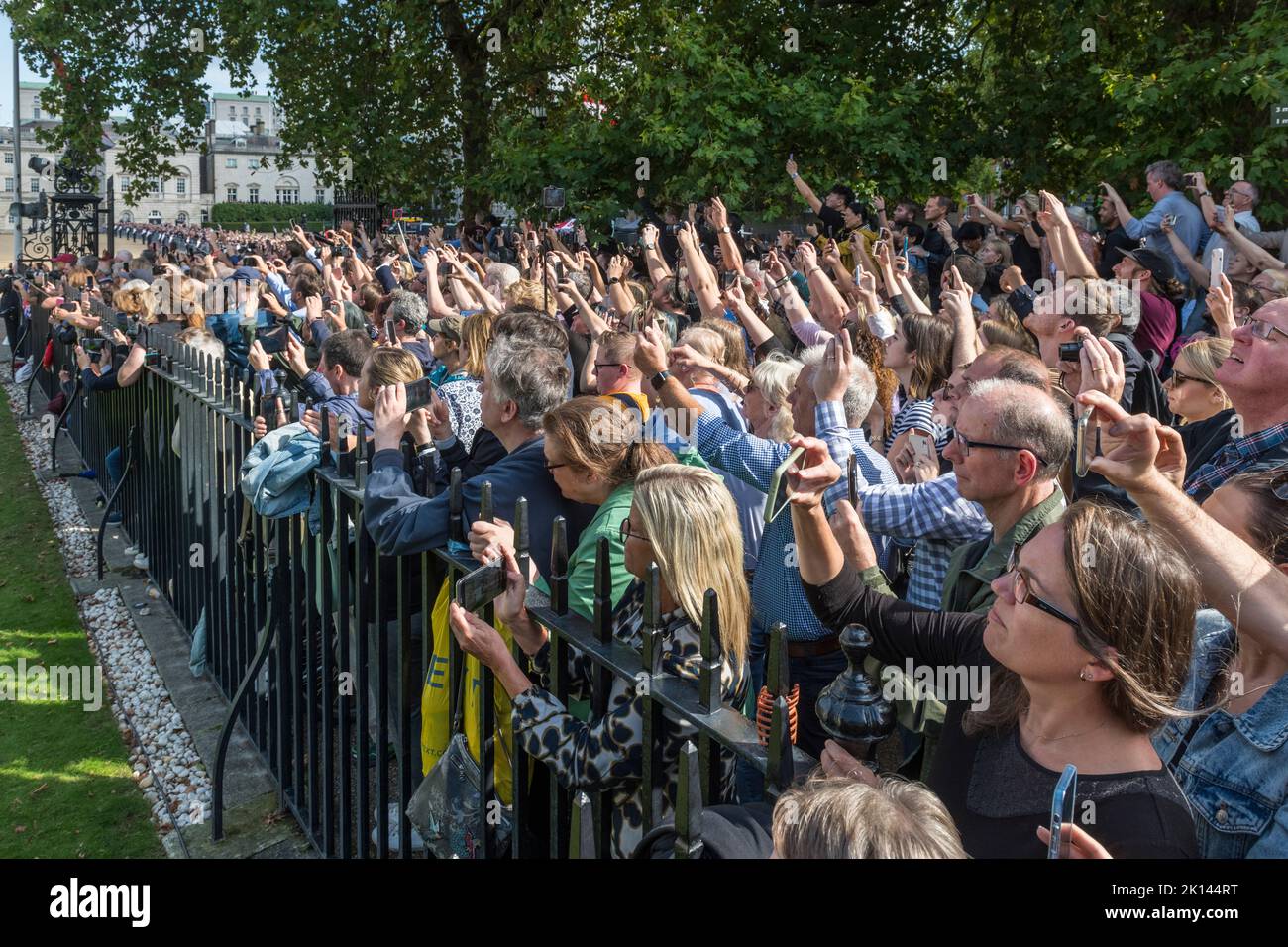 London, Großbritannien - als die Trauerprozession der verstorbenen Königin Elizabeth II. In die Horse Guards Parade eintritt, versuchen die Massen von Zuschauern, das Ereignis auf ihren Mobiltelefonen aufzuzeichnen Stockfoto