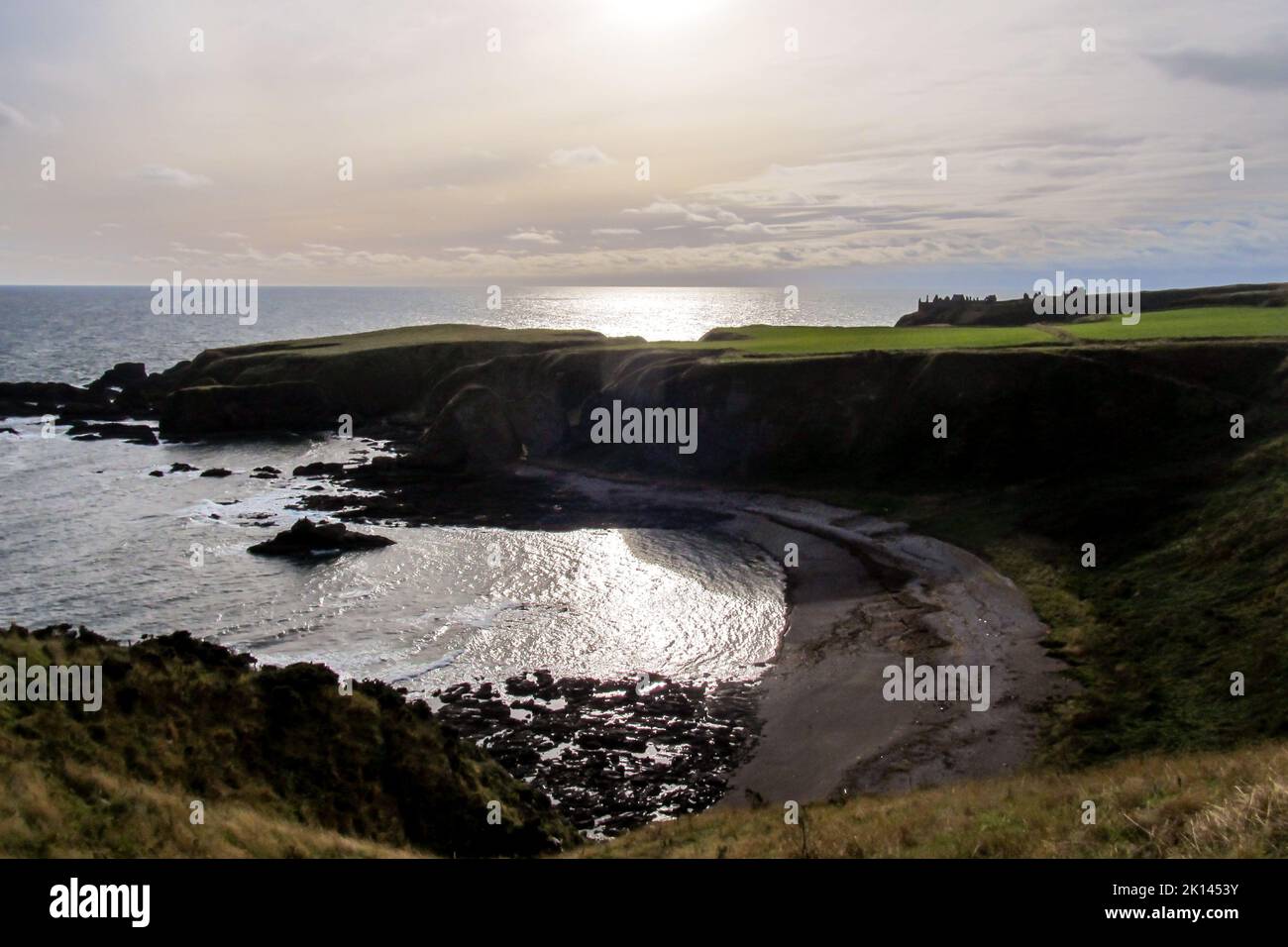 Zauberhafter Blick über eine geschützte Bucht entlang der schottischen Küste mit der Nordsee Stockfoto