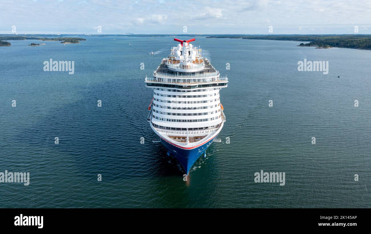 Carnival Cruise Line neues Kreuzfahrtschiff DIE KARNEVALSFEIER macht sich auf dem Weg zu den Seeversuchen durch den finnischen Archipel auf den Weg. Vorderansicht aus der Luft. Stockfoto