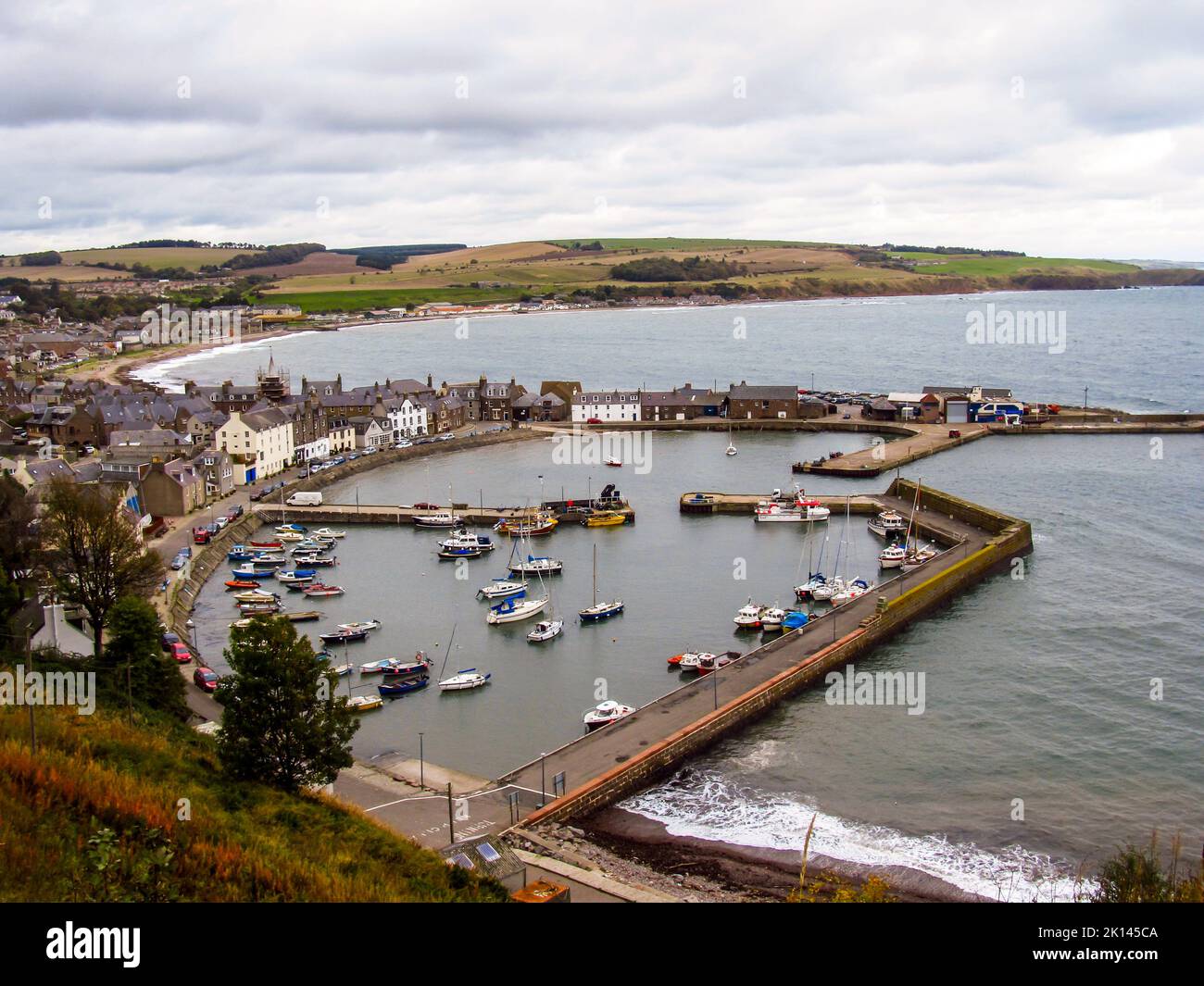 Blick über den Hafen des kleinen Fischerortes Stonehaven in Schottland, Großbritannien Stockfoto