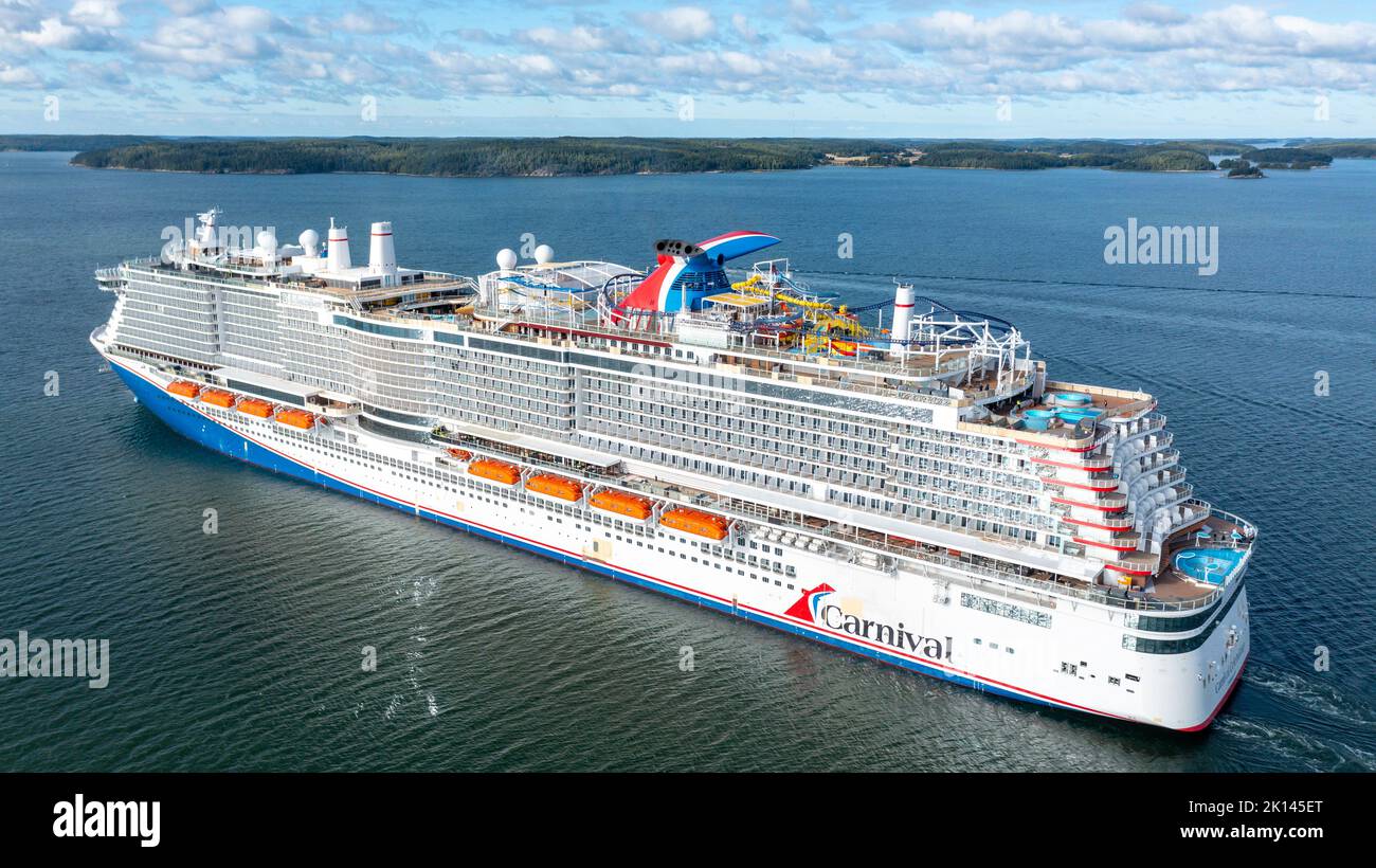 Carnival Cruise Line neues Kreuzfahrtschiff DIE KARNEVALSFEIER macht sich auf dem Weg zu den Seeversuchen durch den finnischen Archipel auf den Weg. Seitenansicht aus der Luft. Stockfoto
