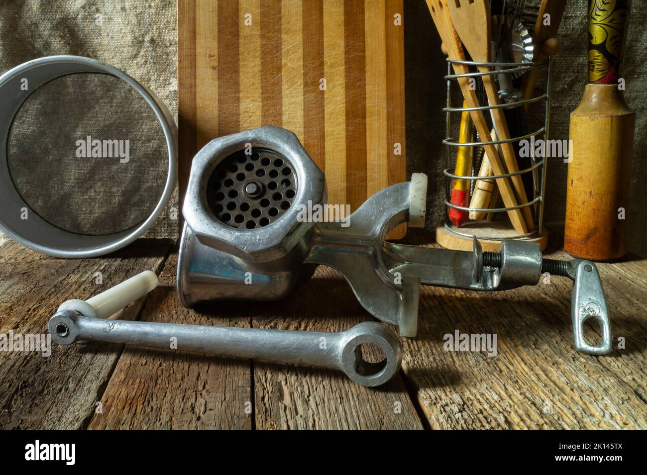 Stillleben von Küchenutensilien. Alte Geräte für die Arbeit in der Küche. Industrieartikel im rustikalen Stil Stockfoto