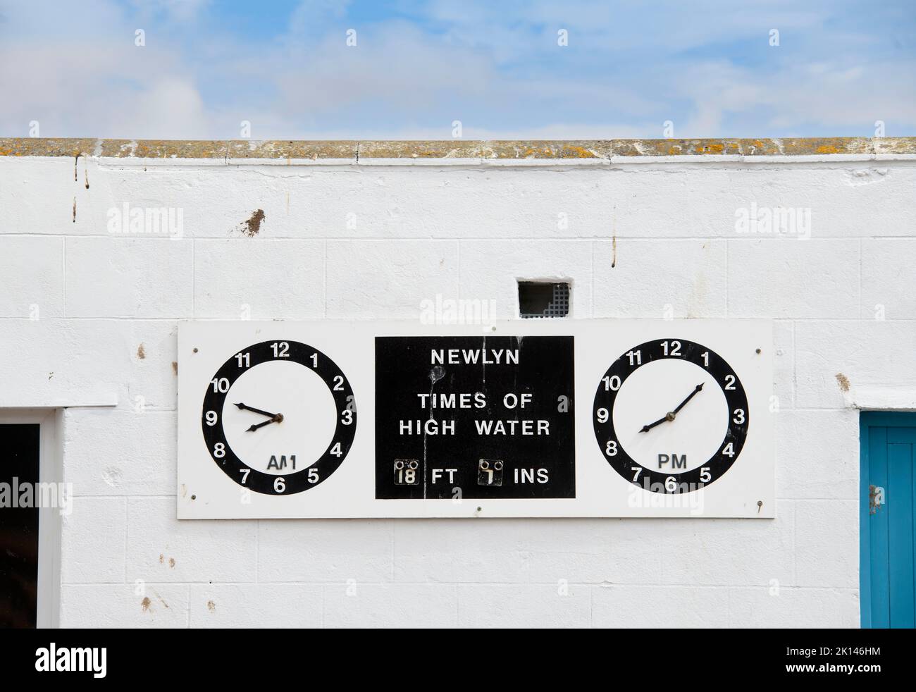 Gezeitenzeiten im Hafen von Newlyn in Cornwall, Großbritannien Stockfoto