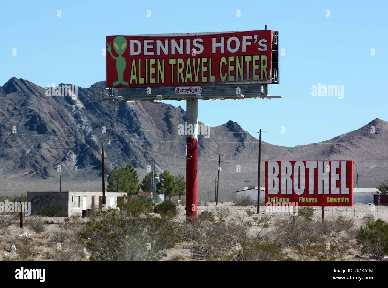 Riesige Plakatwand am Straßenrand zwischen Reno und Las Vegas, auf der die Alien-Tankstelle und das Bordell von Dennis Hof bewirbt Stockfoto