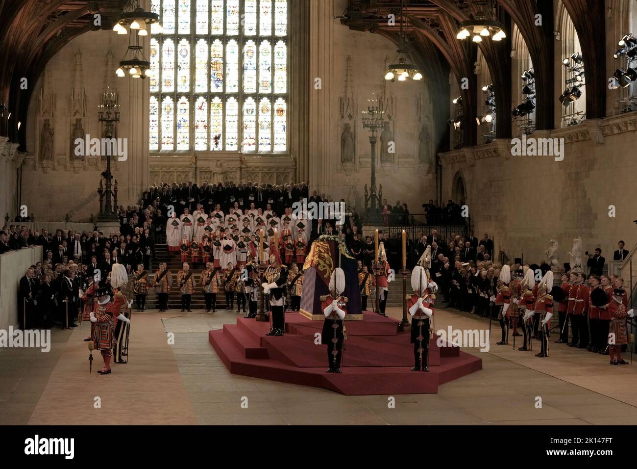 Der Sarg von Königin Elizabeth II. In der Westminster Hall, London, wo er vor ihrer Beerdigung am Montag in einem Zustand liegen wird. Bilddatum: Mittwoch, 14. September 2022. Stockfoto