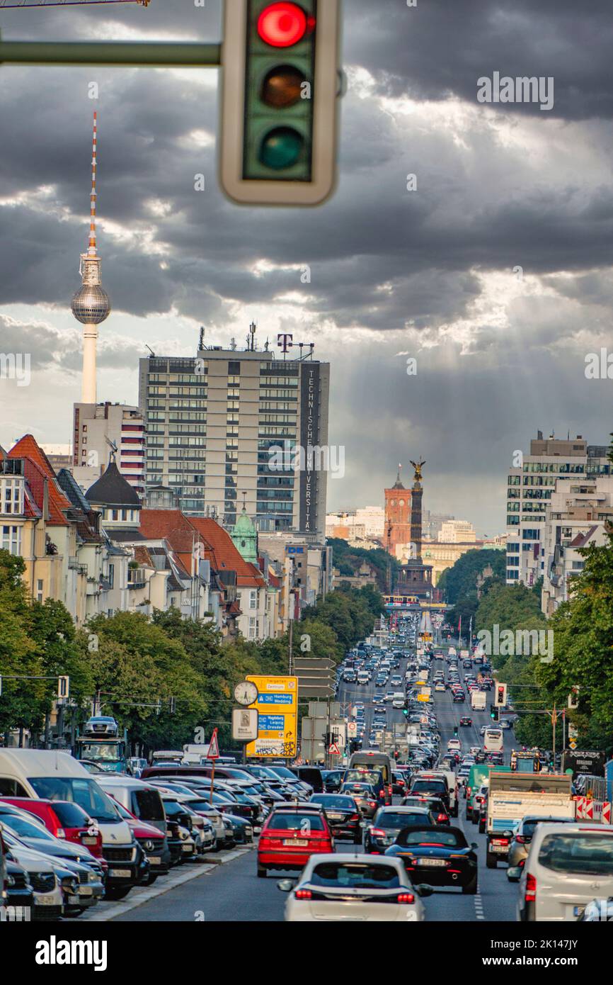 Blick vom Theodor-Heuss-Platz Richtung Kaiserdamm, Siegessäule, Rotes Rathaus, Alex, Rush Hour, Verkehr, Berlin Stockfoto