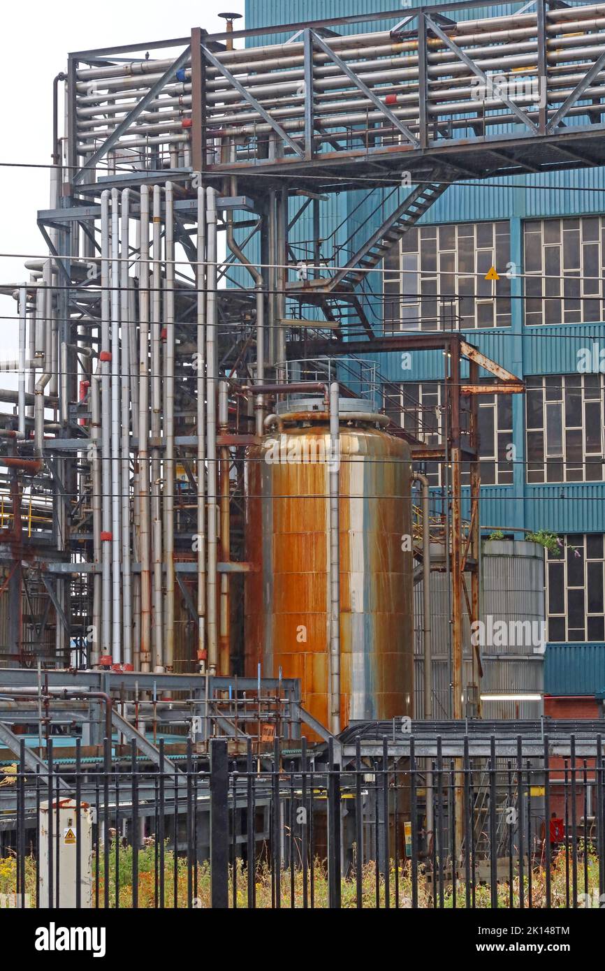 Rohrleitungen von Chemieanlagen am Lever Bros Bank Quay, Liverpool Rd, Warrington, Cheshire, England, UK, WA5 1AQ Stockfoto