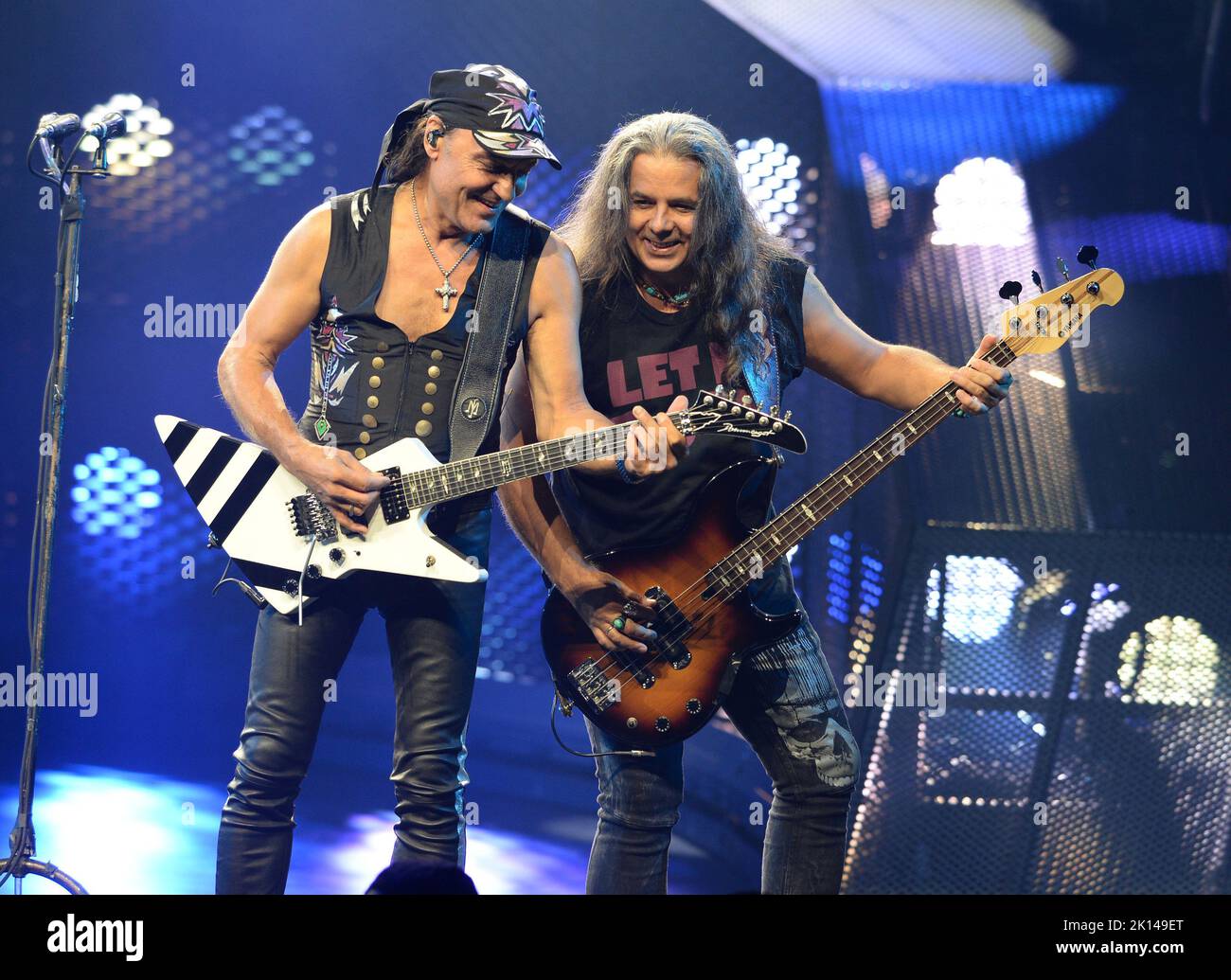 Hollywood, Florida, USA. 12. September 2022. Matthias Jabs und Pawel Maciwoda von Scorpions treten während der „Rock Believer“ North America Tour bei Hard Rock Live auf, die am 12. September 2022 im Seminole Hard Rock Hotel & Casino in Hollywood, Florida, stattfand. Kredit: Mpi04/Media Punch/Alamy Live Nachrichten Stockfoto