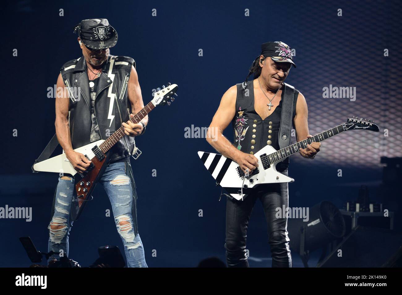 Hollywood, Florida, USA. 12. September 2022. Rudolf Schenker und Matthias Jabs von Scorpions treten während der „Rock Believer“ North America Tour bei Hard Rock Live auf, die am 12. September 2022 im Seminole Hard Rock Hotel & Casino in Hollywood, Florida, stattfand. Kredit: Mpi04/Media Punch/Alamy Live Nachrichten Stockfoto