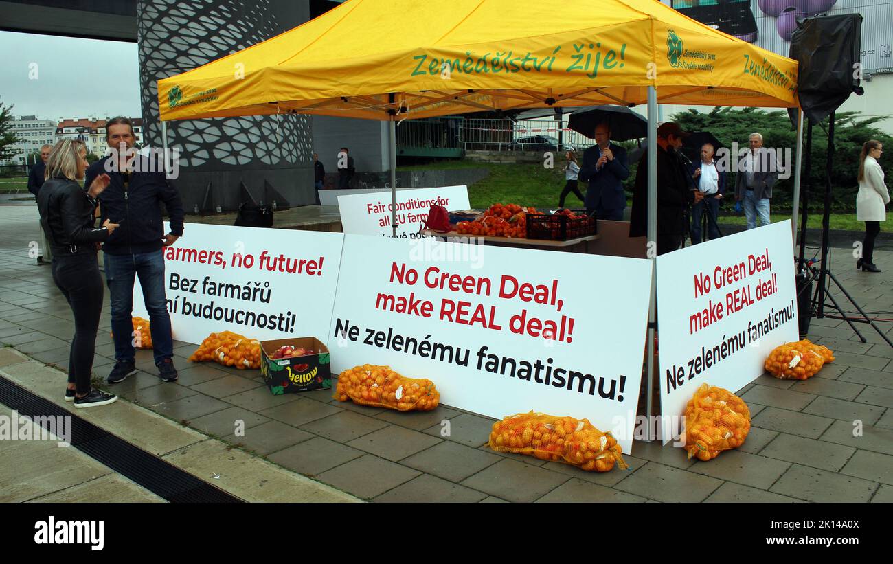 Protest tschechischer Landwirte, die auf Fehler in der Gemeinsamen Agrarpolitik in Tschechien und der EU hinweisen, organisiert von der Agrarkammer und der Landwirtschaftsassoziation Stockfoto