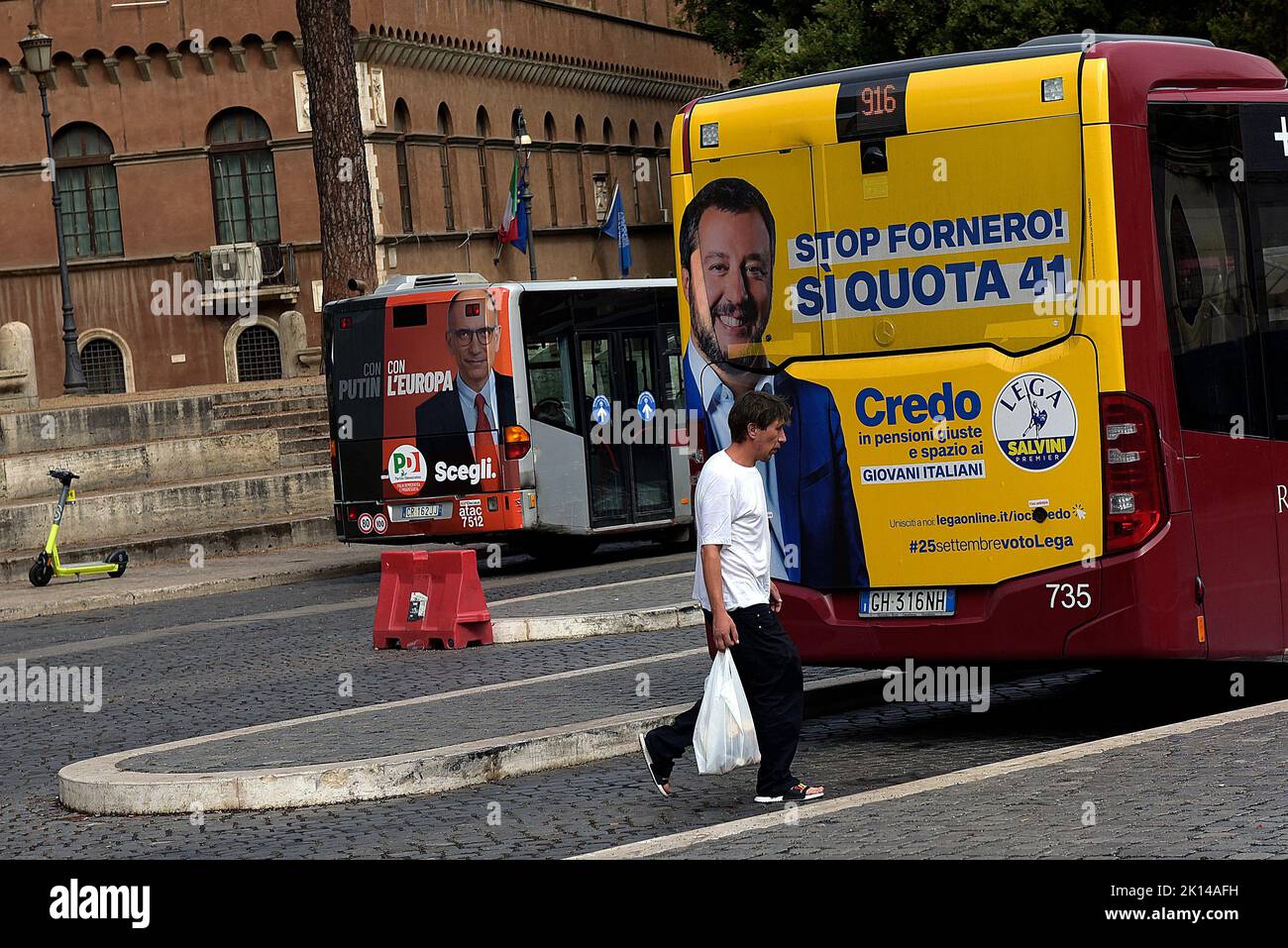 Rom, Italien. 15. September 2022. Die Wahlplakate von Enrico Letta (L), dem Vorsitzenden der Demokratischen Partei, und Matteo Salvin (R), dem Vorsitzenden der Lega-Partei, werden vor den politischen Wahlen am 25. September 2022 in zwei Bussen ausgestellt. (Bild: © Vincenzo Nuzzolese/SOPA Images via ZUMA Press Wire) Stockfoto