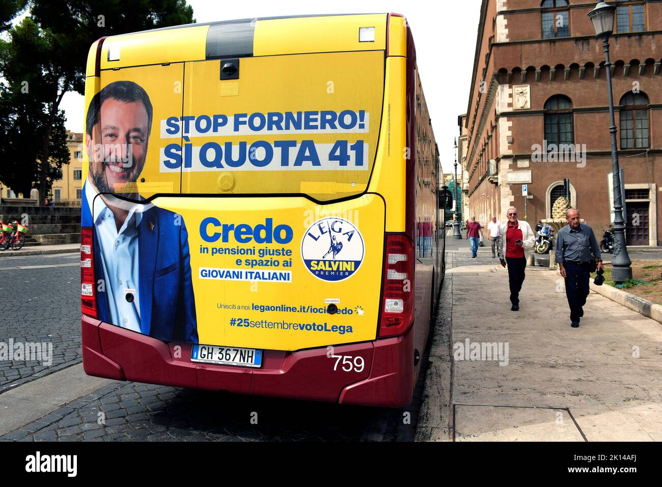 Rom, Italien. 15. September 2022. Das Wahlplakat von Matteo Salvini, dem Vorsitzenden der Lega-Partei, wird vor den Parlamentswahlen vom 25. September 2022 in einem Bus ausgestellt. (Bild: © Vincenzo Nuzzolese/SOPA Images via ZUMA Press Wire) Stockfoto