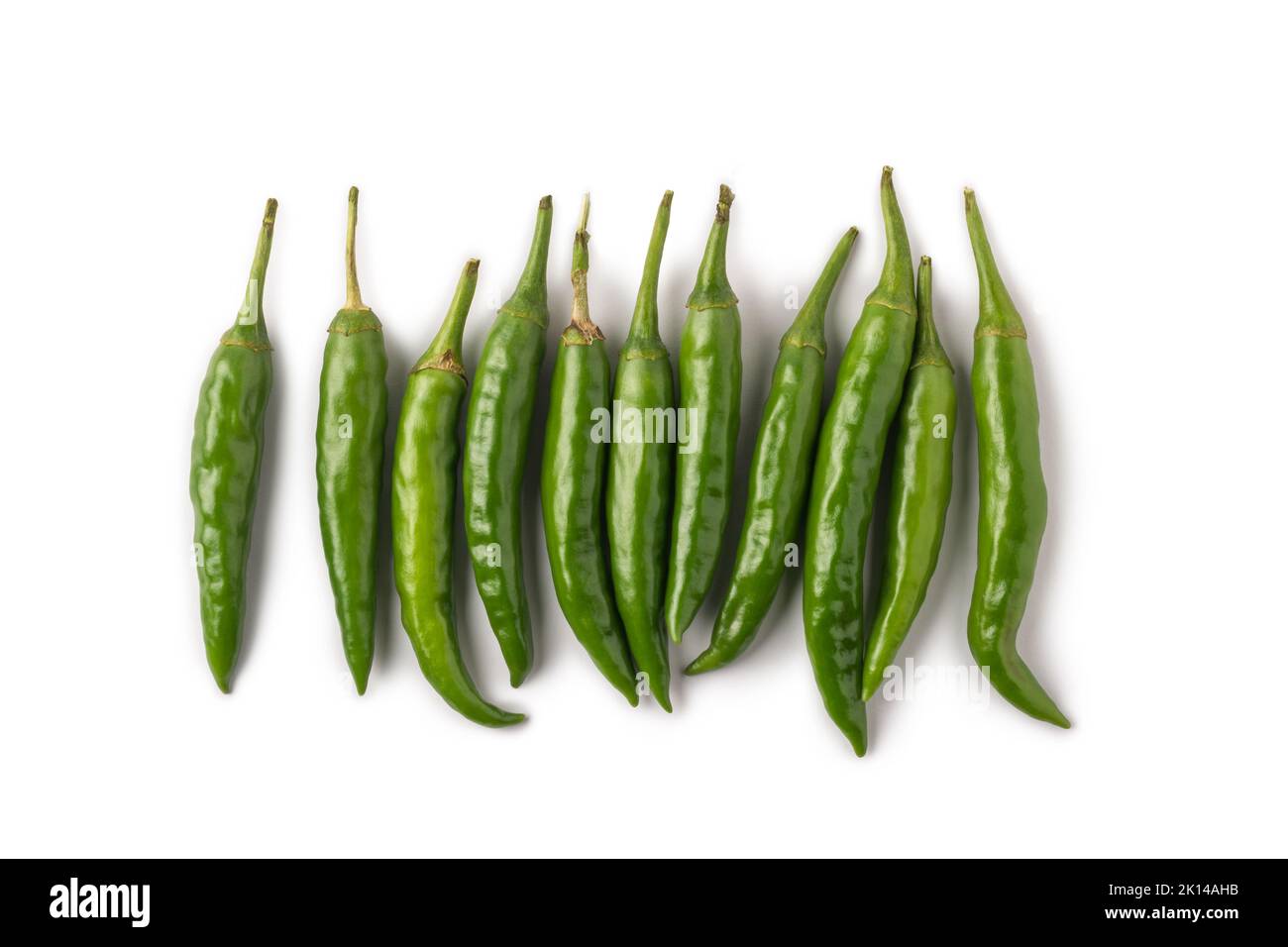 Bund von grünen Chilis isoliert auf weißem Hintergrund, gemeinsame Gemüse für ihren würzigen Geschmack verwendet Stockfoto