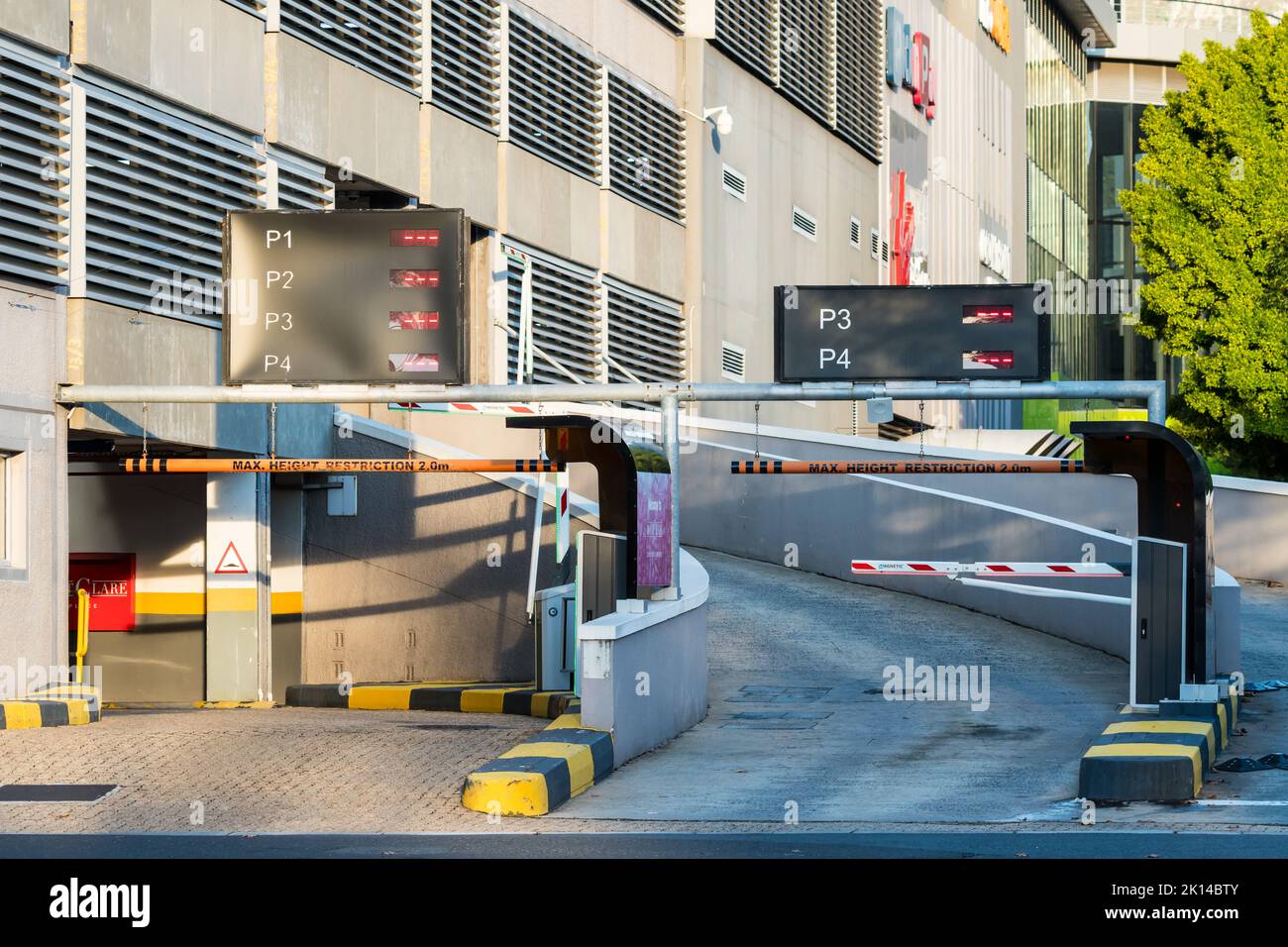 Auffahrrampe auf Parkebenen in einer mehrstöckigen Parkgarage oder einem Parkplatz in Südafrika ohne Autos Stockfoto