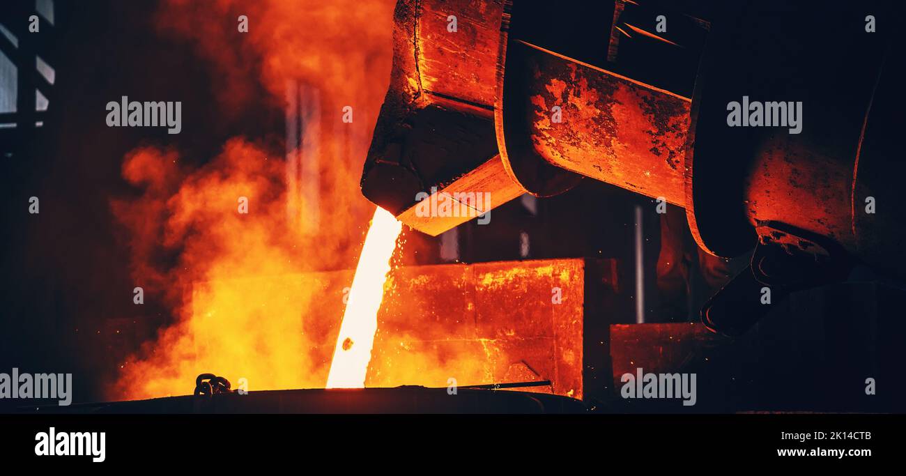 Metallgussverfahren. Ofen in Stahlwerk metallurgischen Fabrik. Horizontales Bannerfoto. Stockfoto