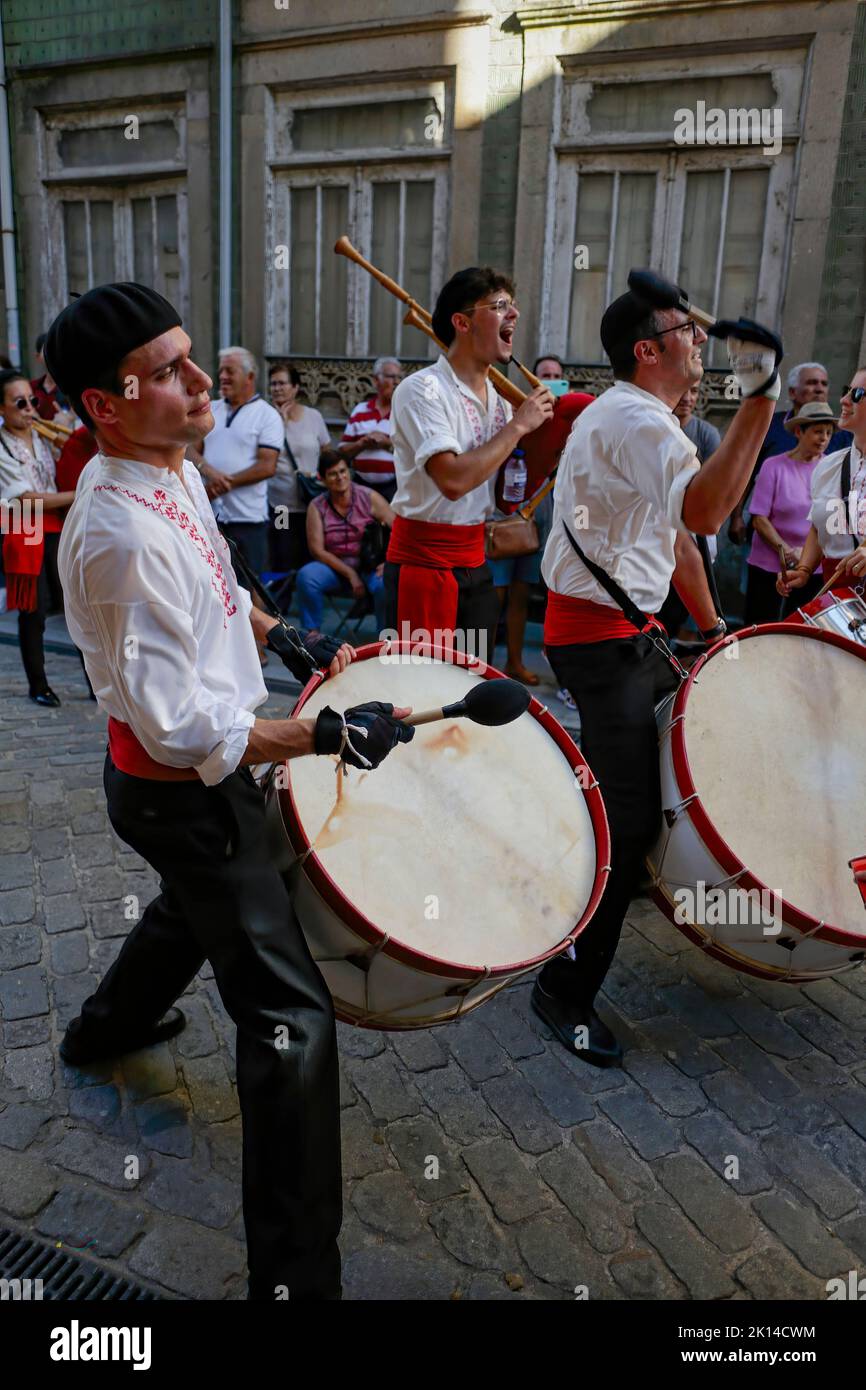 Ponte de Lima, Portugal - 10. September 2022: Gruppe traditioneller Trommler aus dem Norden Portugals. Feiras Novas Festlichkeiten. Stockfoto