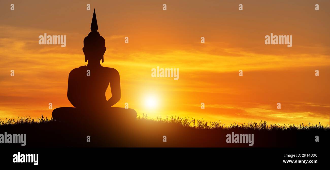 Silhouette von Buddha, der in der Dämmerung vermittelt, mit Sonnenaufgangshintergrund. Tag von Magha Puja, Asanha Puja und Visakha Puja. Buddhistisches Feiertagskonzept. Stockfoto